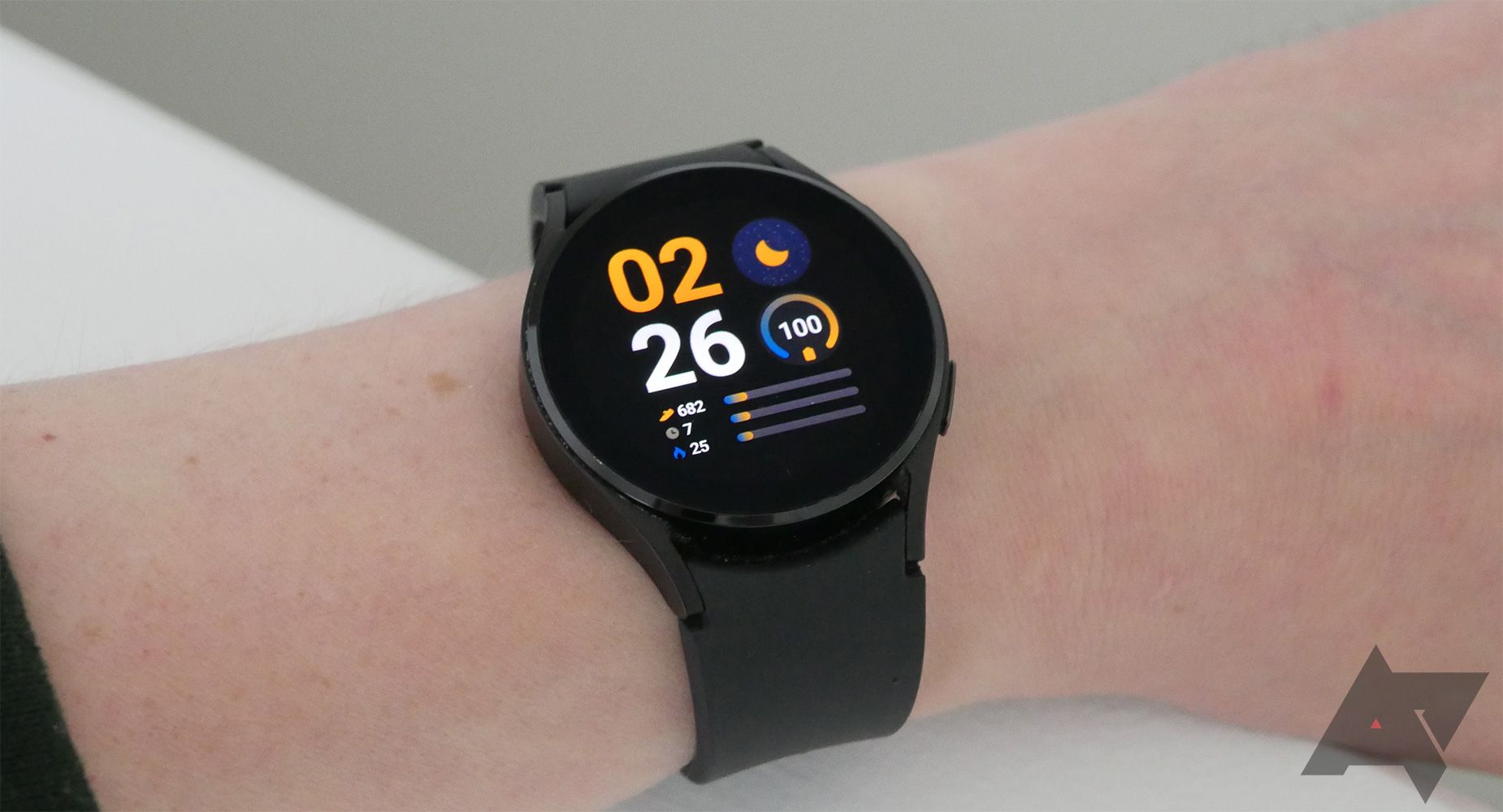 Um smartwatch com mostrador colorido.