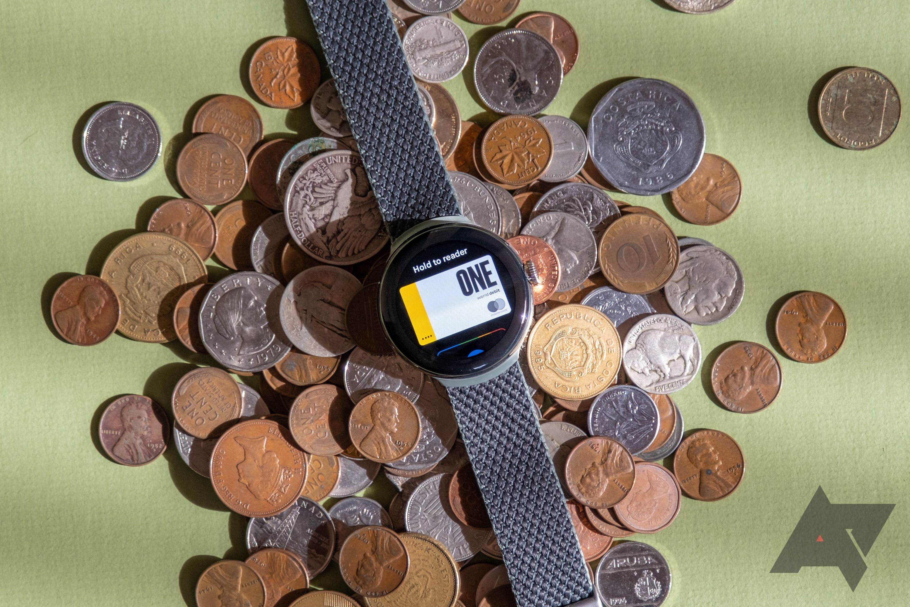 Um smartwatch sobre uma pilha de moedas.