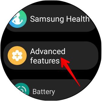 Uma captura de tela das configurações do Samsung Galaxy Watch, com uma seta apontando para a opção ‘Recursos avançados’.