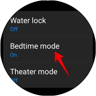 Uma captura de tela do menu Recursos avançados do Samsung Galaxy Watch, com uma seta apontando para a opção ‘Menu modo hora de dormir’.