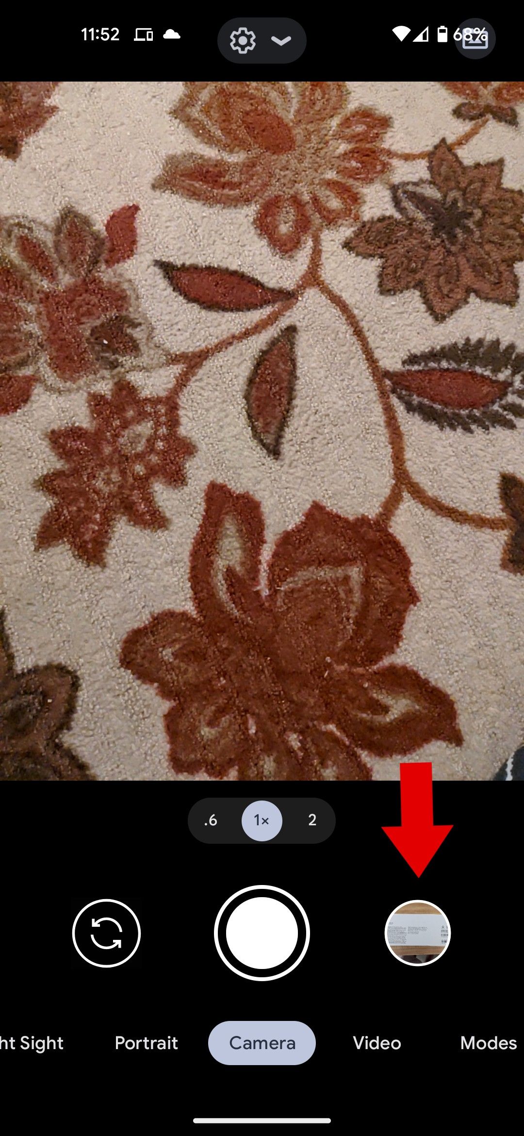 O aplicativo da câmera do Google com uma seta vermelha apontando para a biblioteca de fotos.