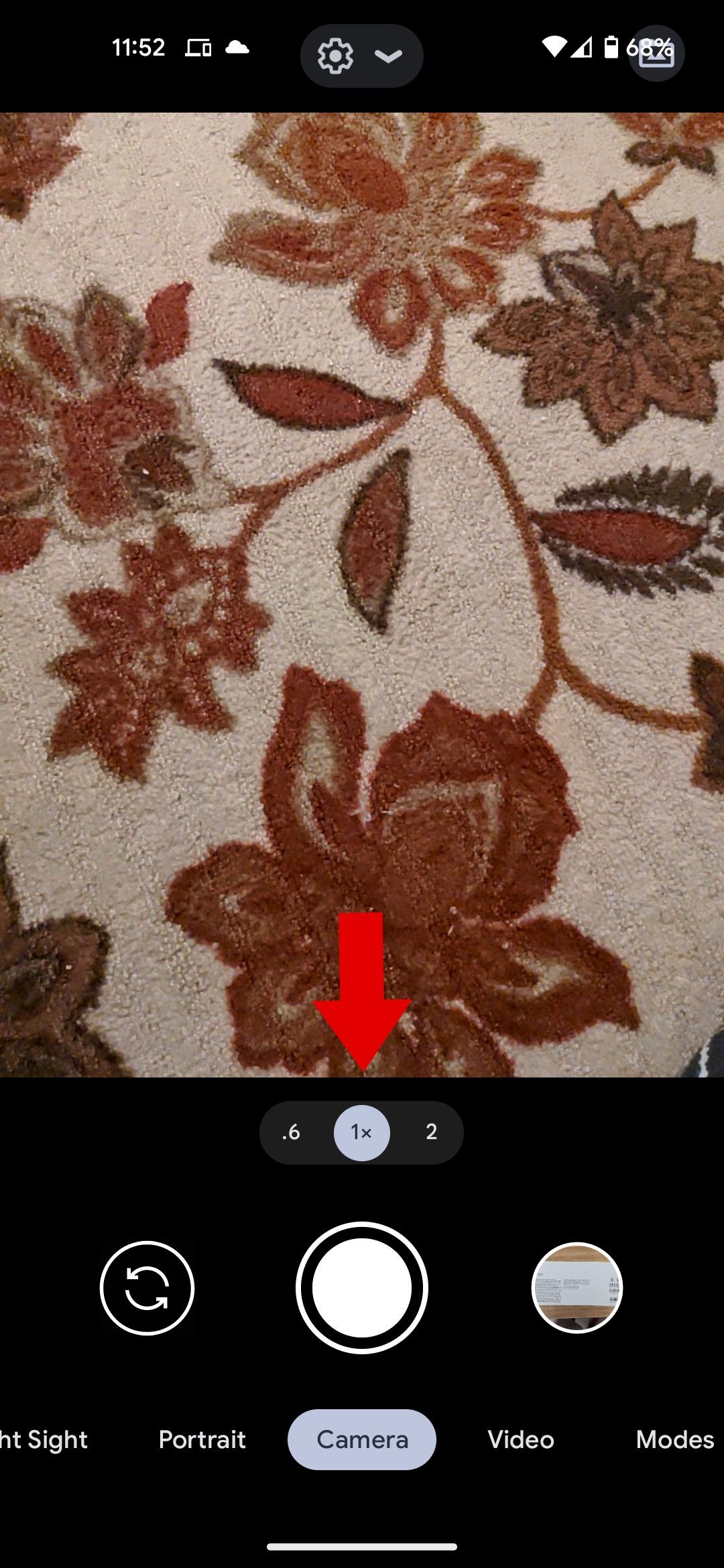 O aplicativo da câmera do Google com uma seta vermelha apontando para o botão de zoom.