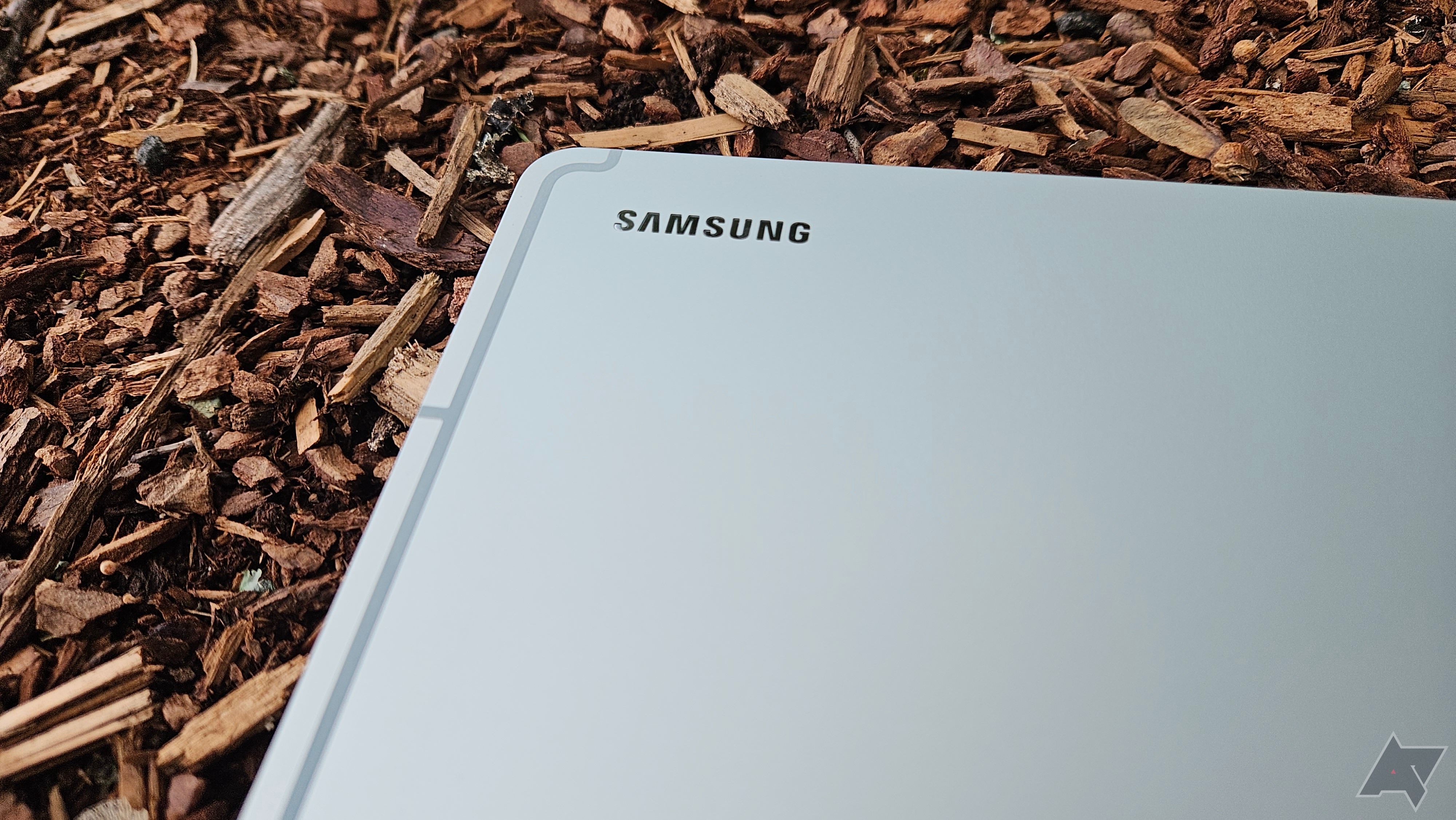 Logotipo Samsung Galaxy Tab S9 FE+ Samsung contra lascas de madeira