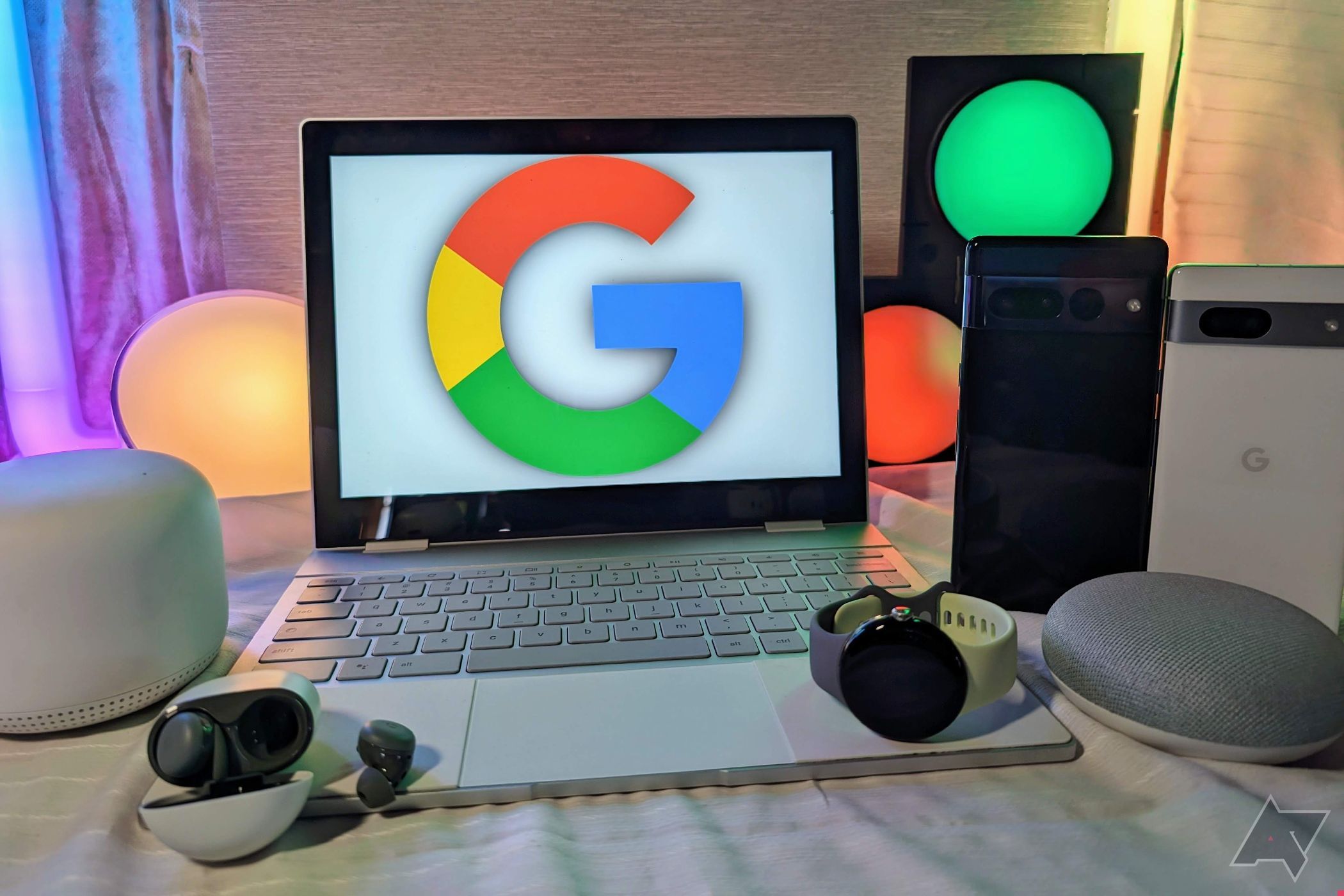 Google Pixel 7 Pro, Pixel Watch, Pixelbook, Nest Mini e Pixel 7a juntos em uma mesa