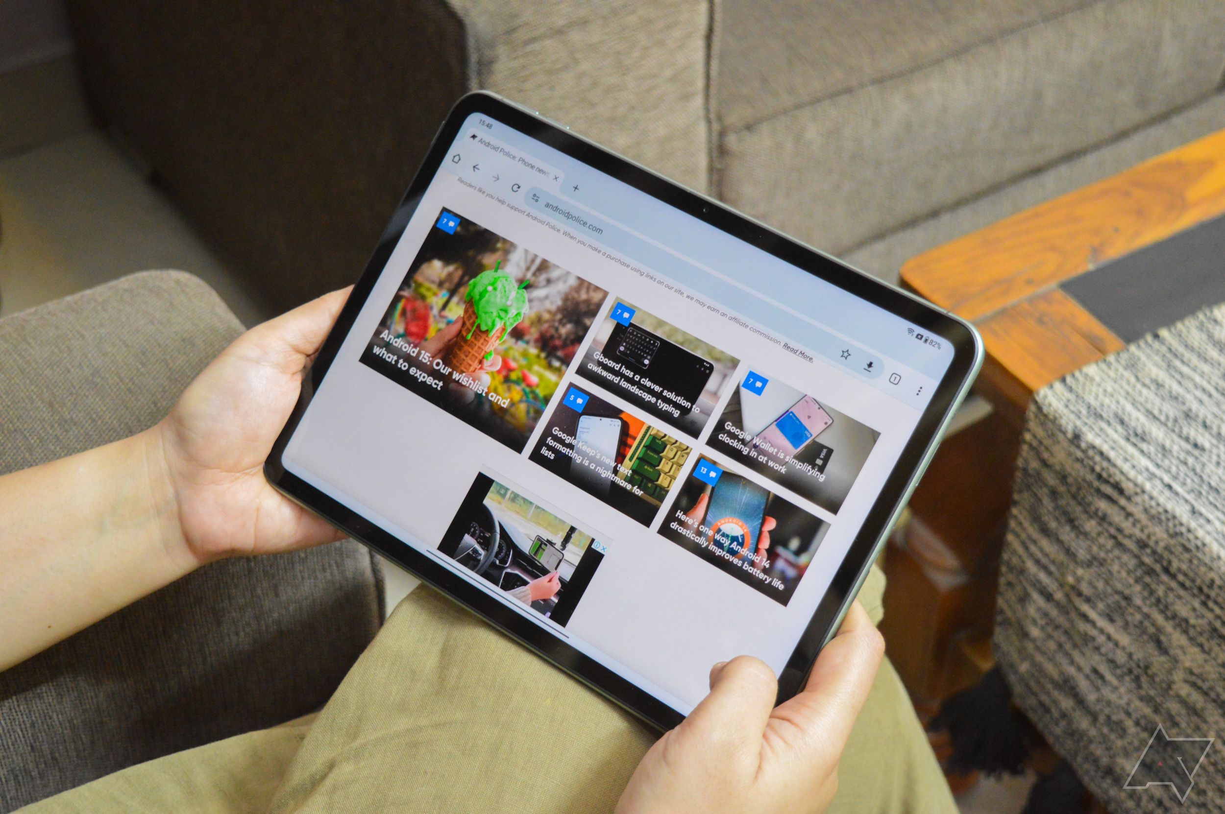 O OnePlus Pad Go em mãos com um site aberto no Google Chrome