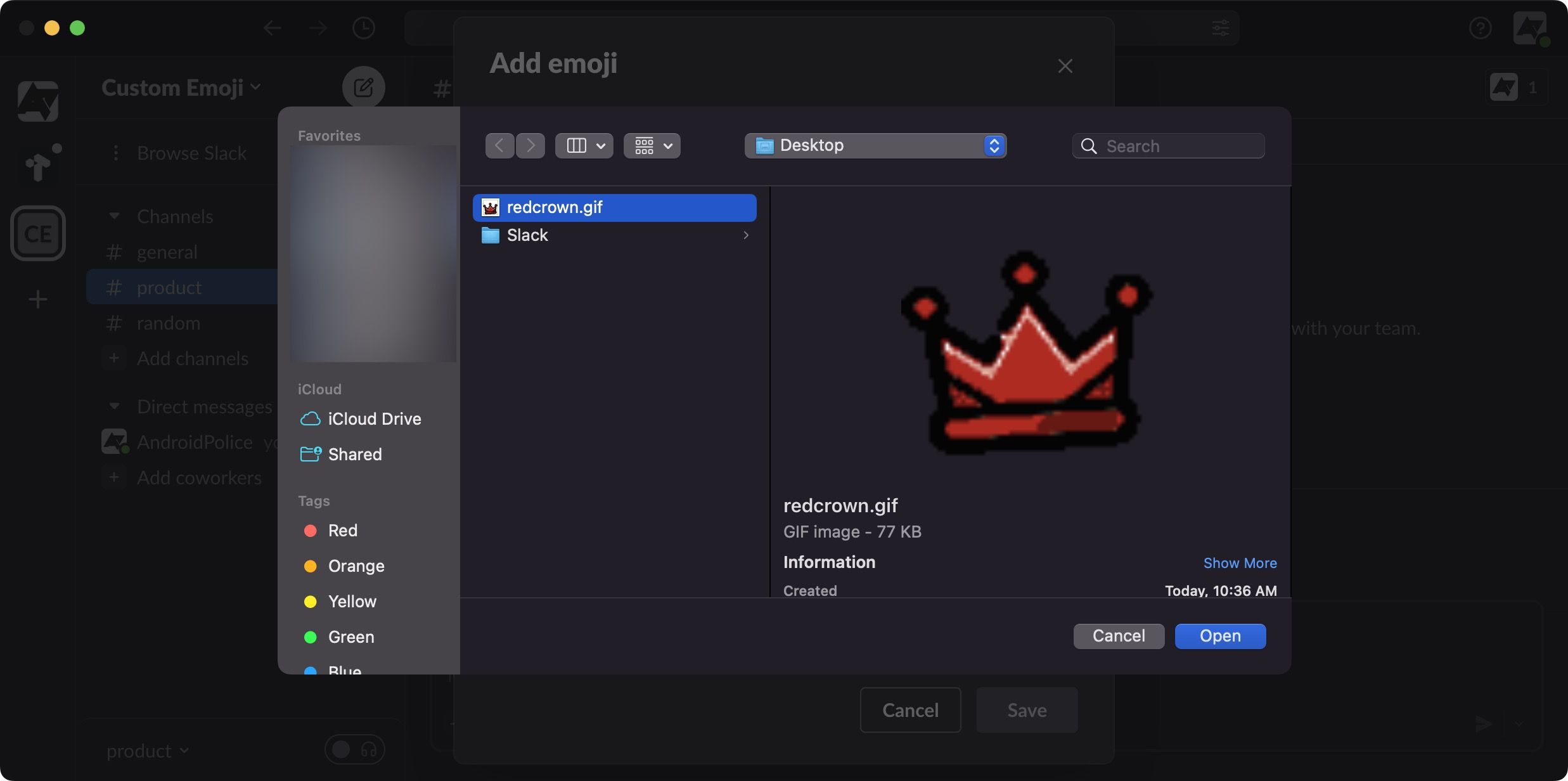 Uma janela de localização de arquivos do ecossistema Mac, exibindo uma variedade de arquivos.  Entre eles, um GIF de coroa vermelha é destacado, indicando que foi selecionado para upload como um emoji personalizado.