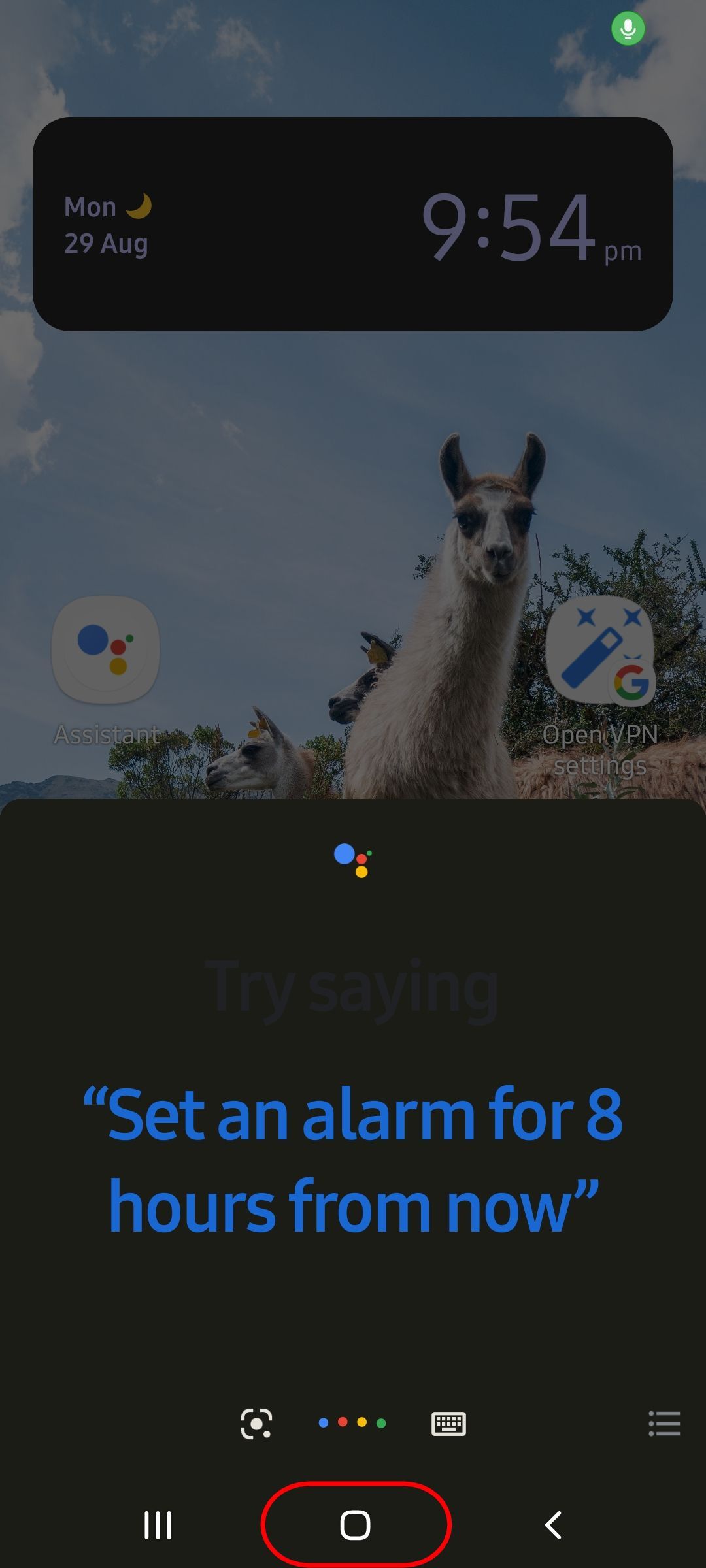 uma tela inicial do Android com a sobreposição do Google Assistant ativa e o botão inicial destacado