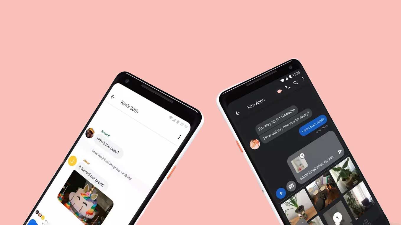 Dois telefones com o aplicativo Google Mensagens em um fundo rosa. 