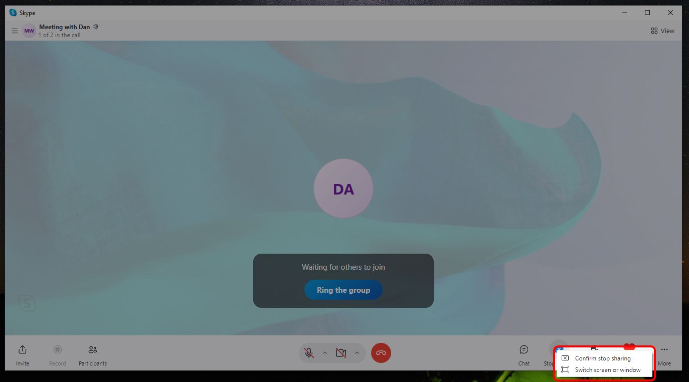 Tela de bate-papo por vídeo do aplicativo Skype para Windows destacando o modal Confirmar parada de compartilhamento