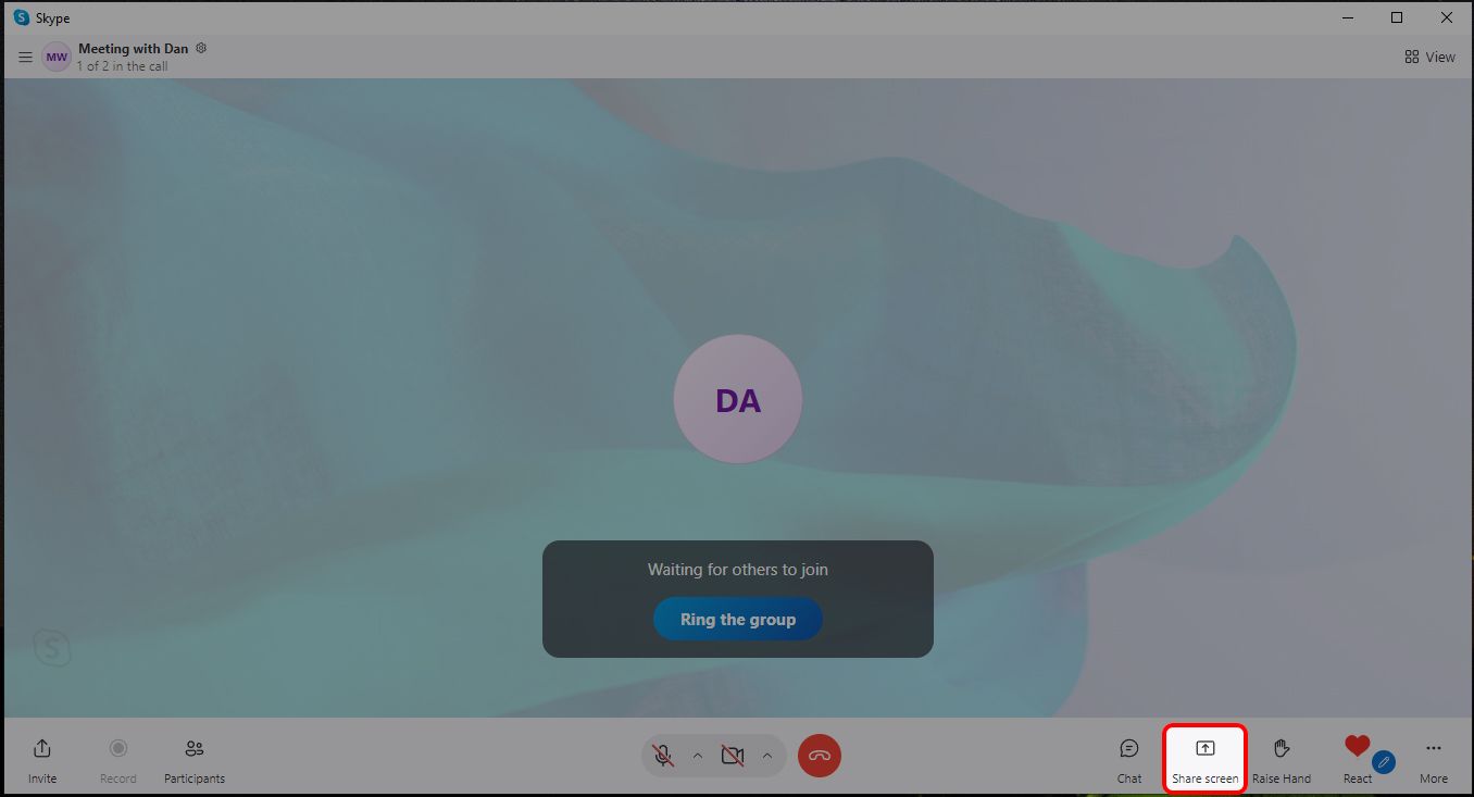 Tela de reunião do aplicativo Skype para Windows destacando o ícone Compartilhar tela