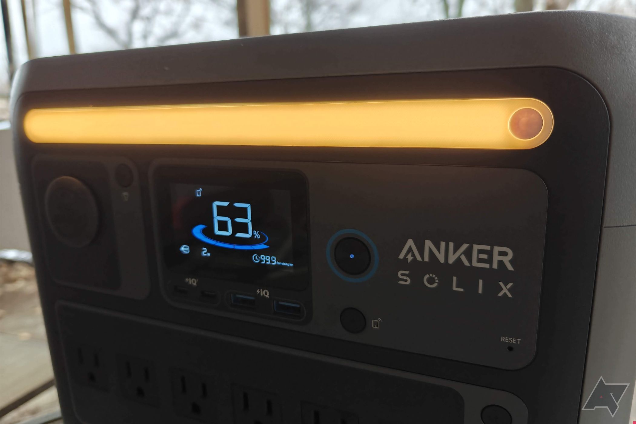 Frente Anker Solix C1000 com luz LED acesa