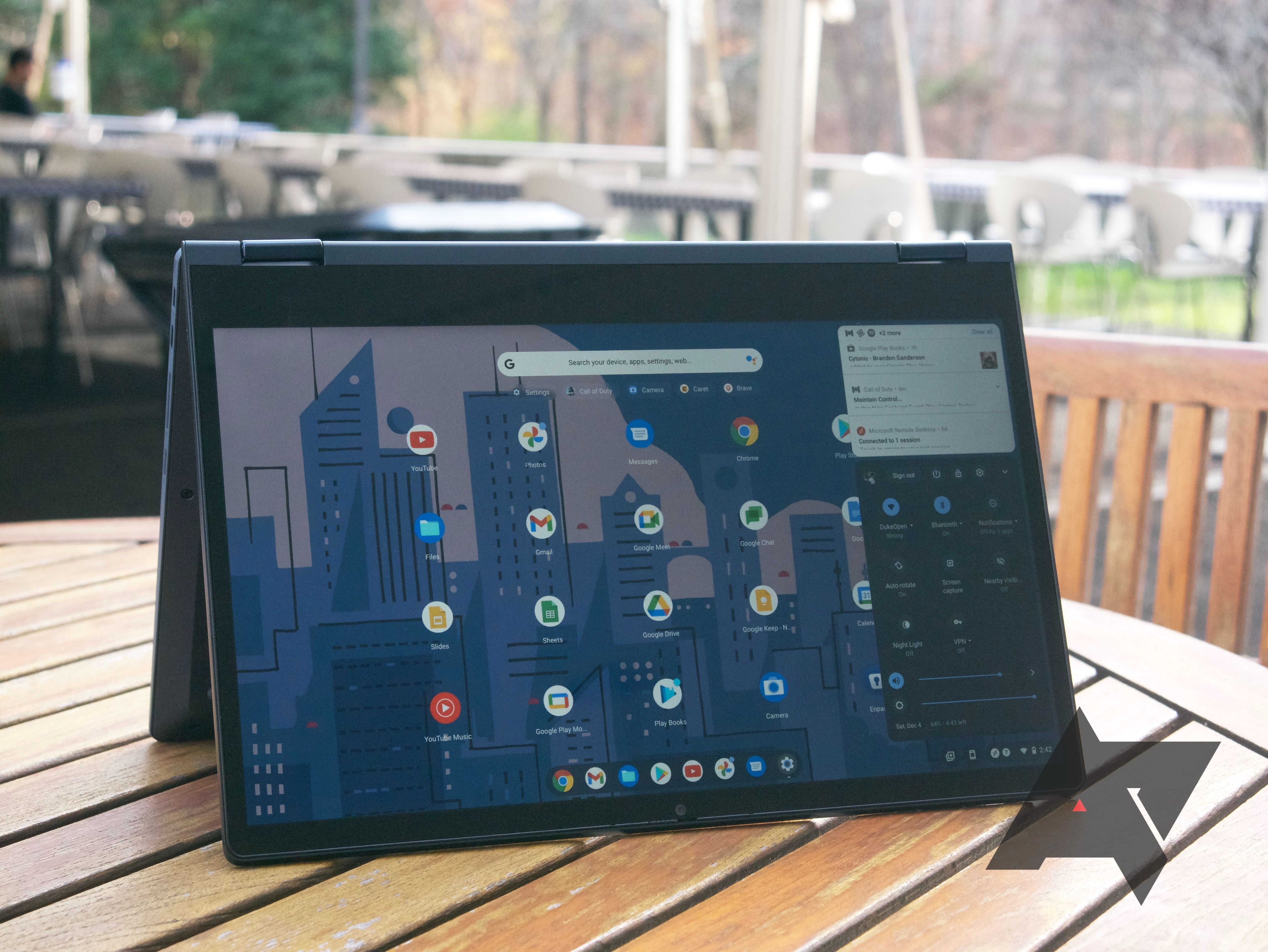 Chromebook Lenovo Flex mostrando aplicativos abertos com as bordas da tela apoiadas na mesa