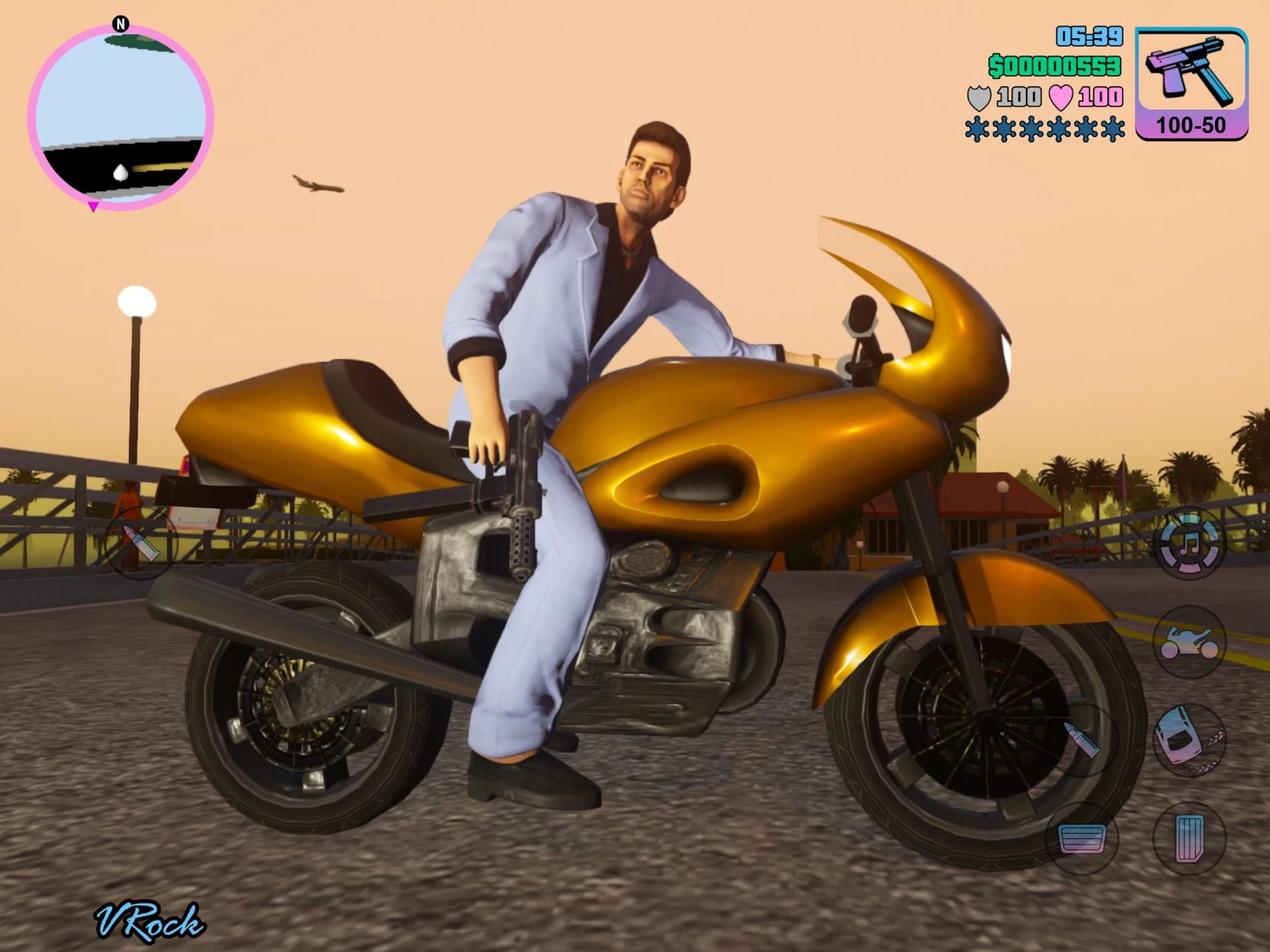 Captura de tela do GTA Vice City mostrando um homem de terno azul em uma motocicleta dourada