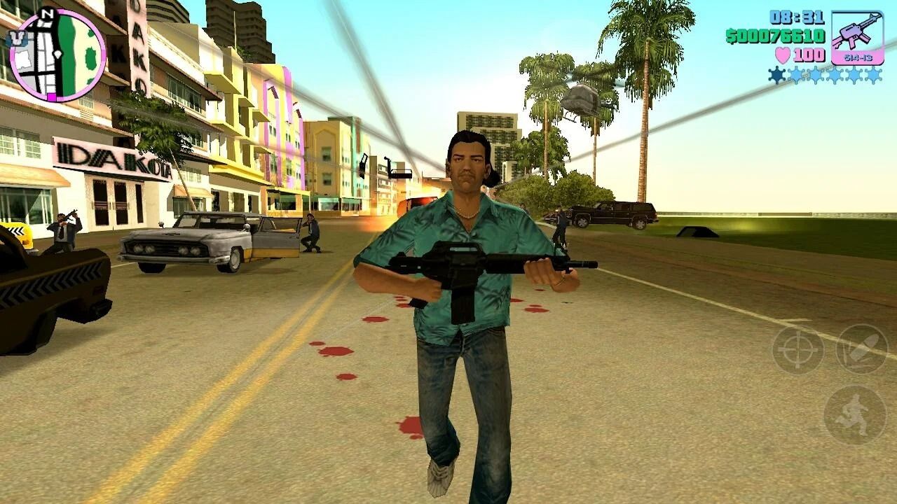 Captura de tela de GTA Vice City mostrando um homem com rifle de assalto correndo em direção à câmera