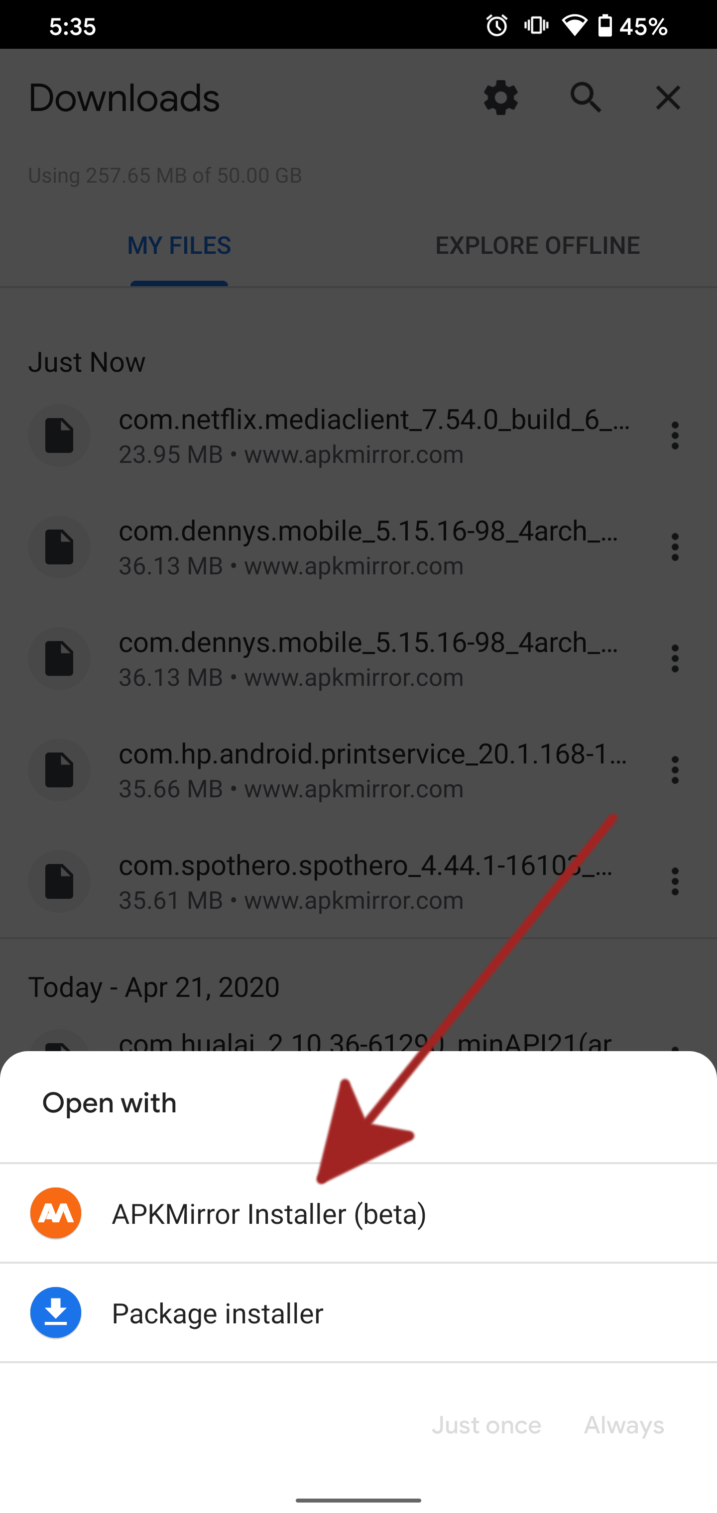 Captura de tela de Abrir com solicitação de instalação do APK, com APK Mirror Installer destacado