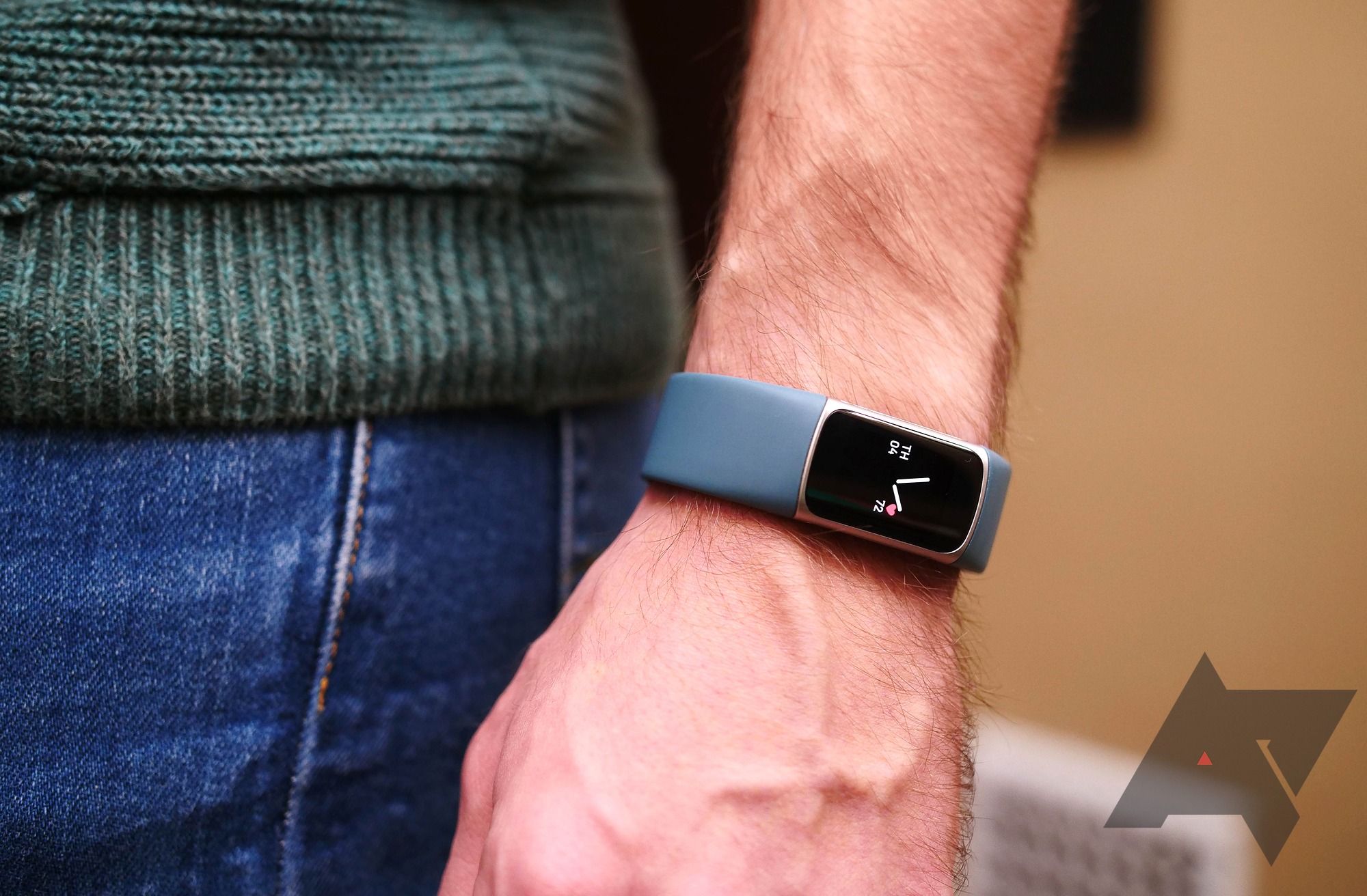 Uma foto de um braço com um Fitbit Charge 5 no pulso