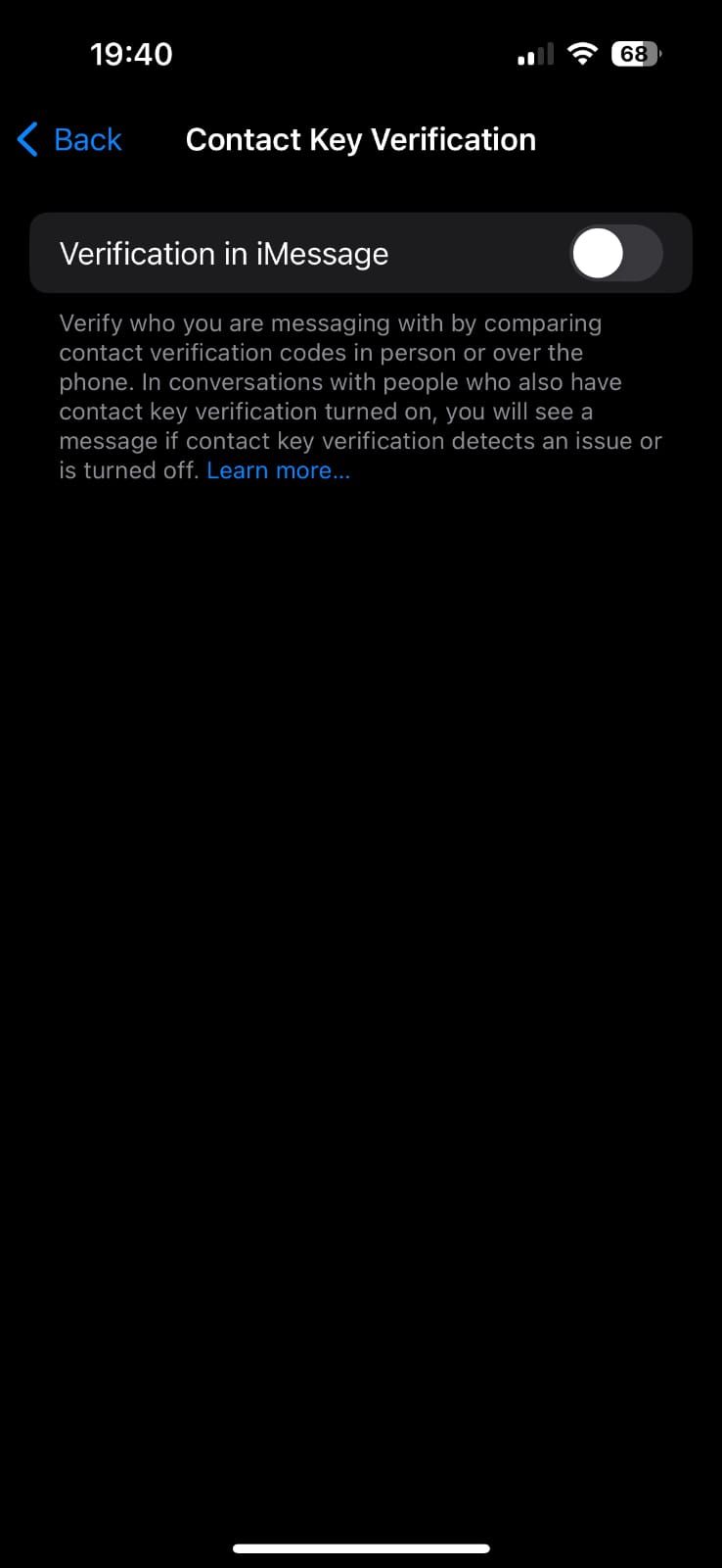 Captura de tela mostrando a página de verificação da chave de contato nas configurações do iPhone