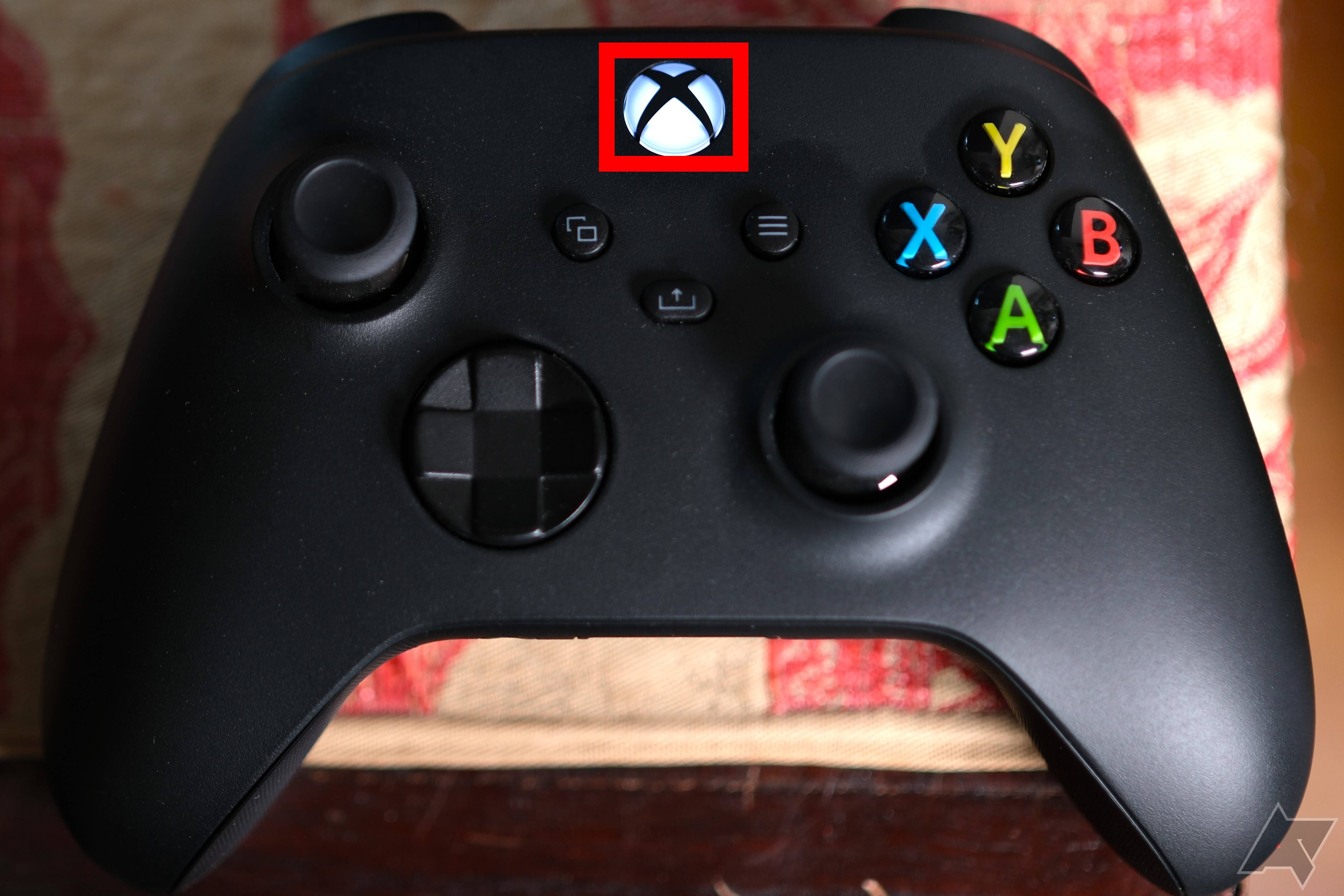 Controlador Xbox com botão liga / desliga destacado
