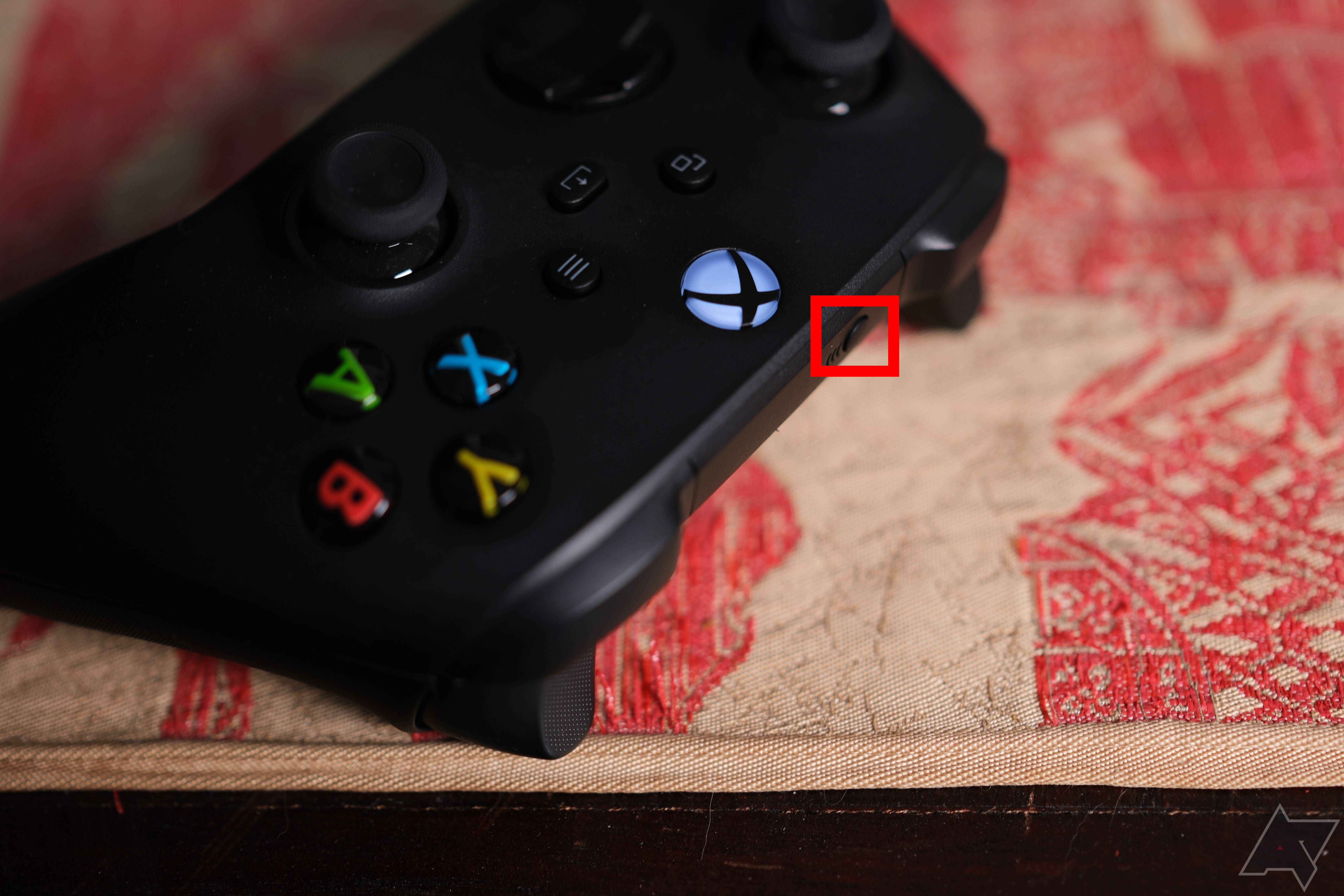 Controlador Xbox com destaque vermelho