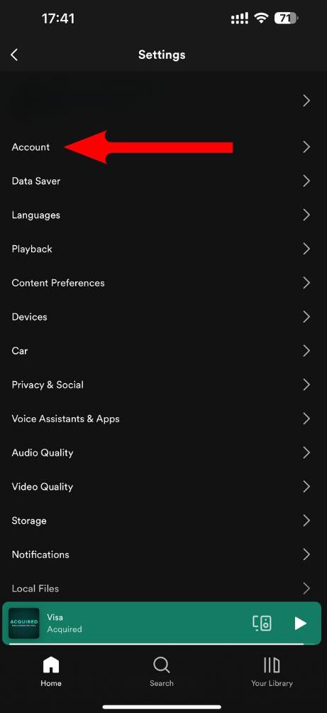 Uma seta vermelha aponta para a opção Conta no menu de configurações do Spotify