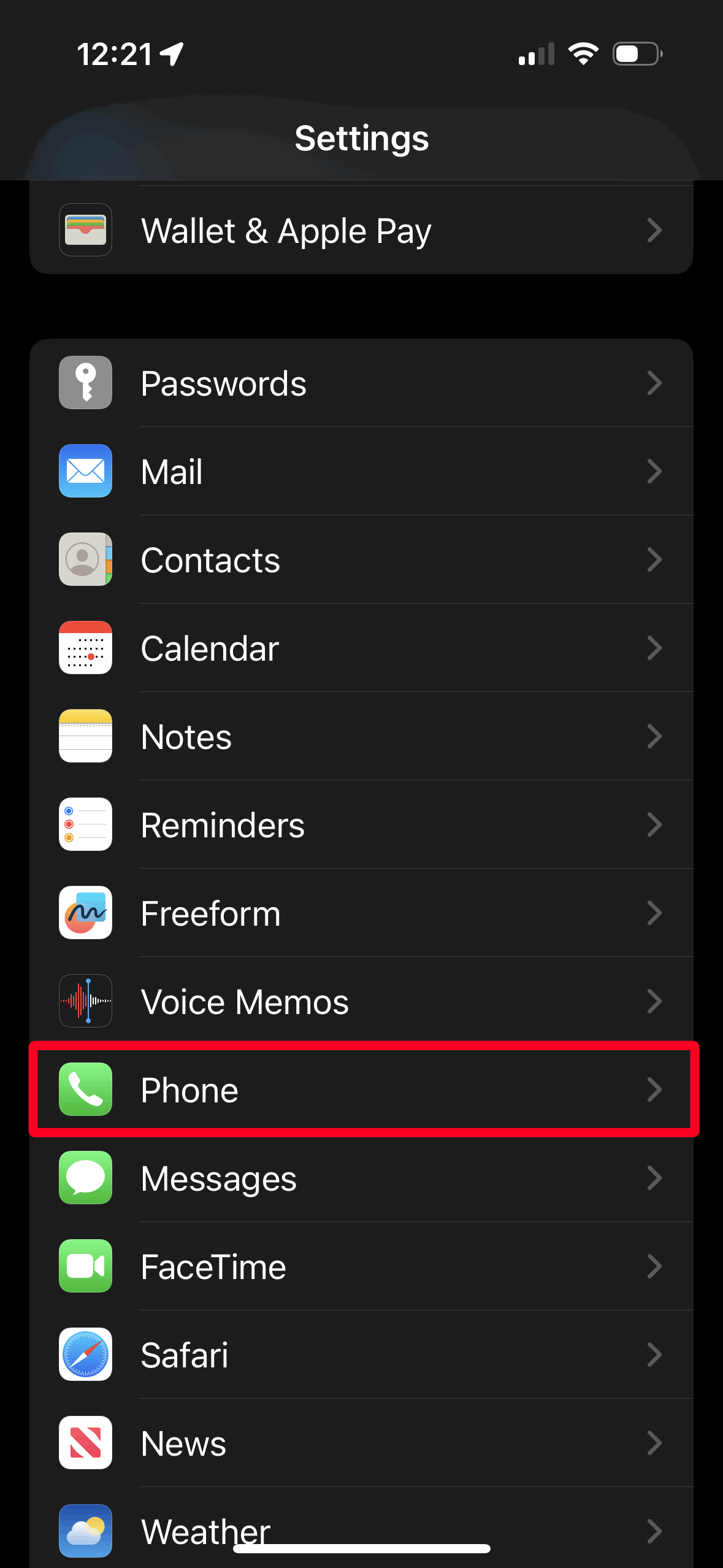 A opção Telefone destacada no menu Configurações do iPhone.