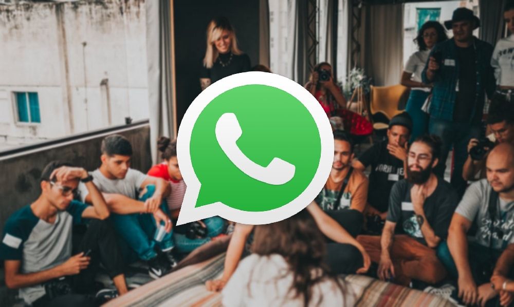 O logotipo do WhatsApp no ​​topo de uma foto de um grupo de pessoas