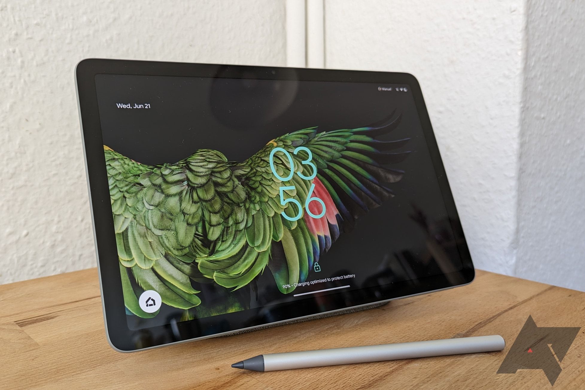 Um tablet Google Pixel com uma caneta na frente dele
