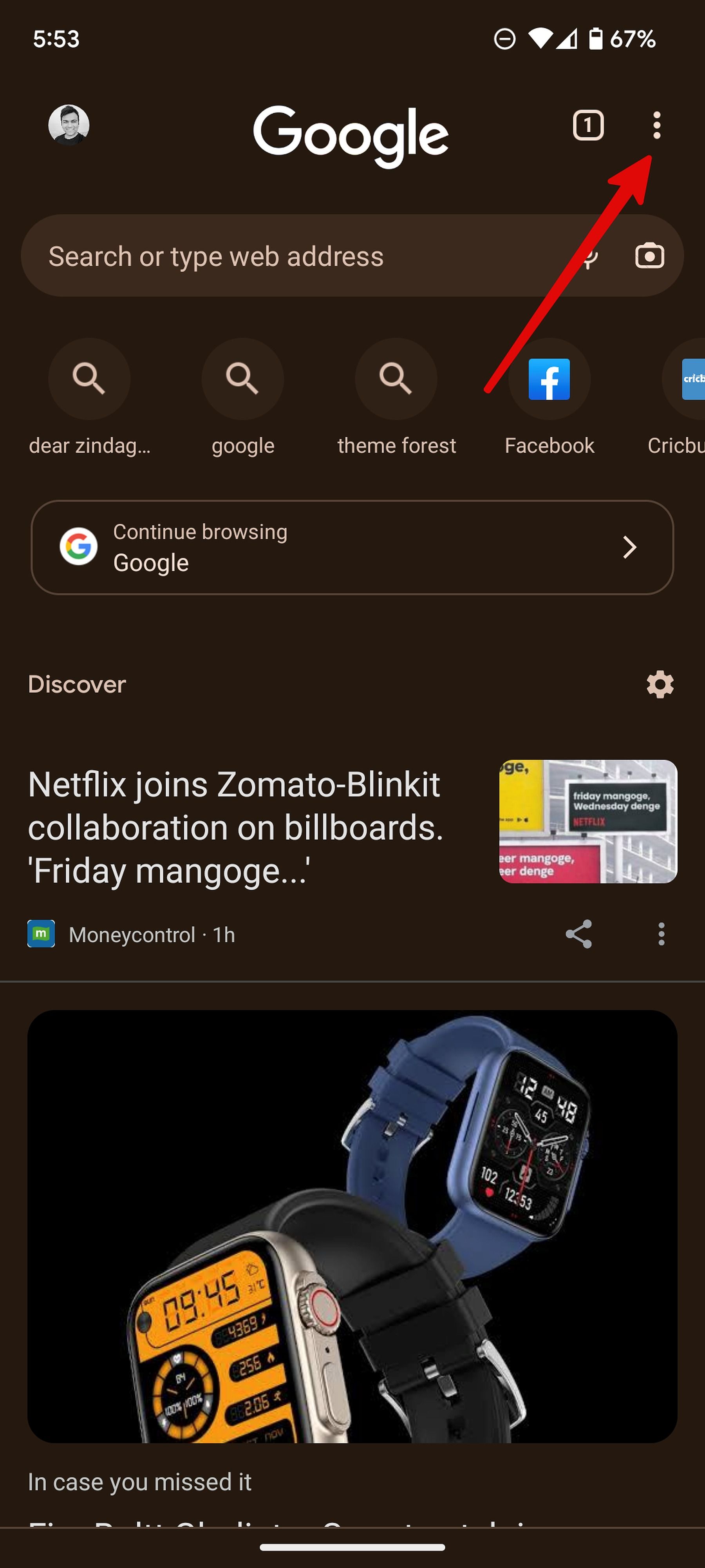 Uma captura de tela do aplicativo móvel Google Chrome com uma seta apontando para o menu mais.