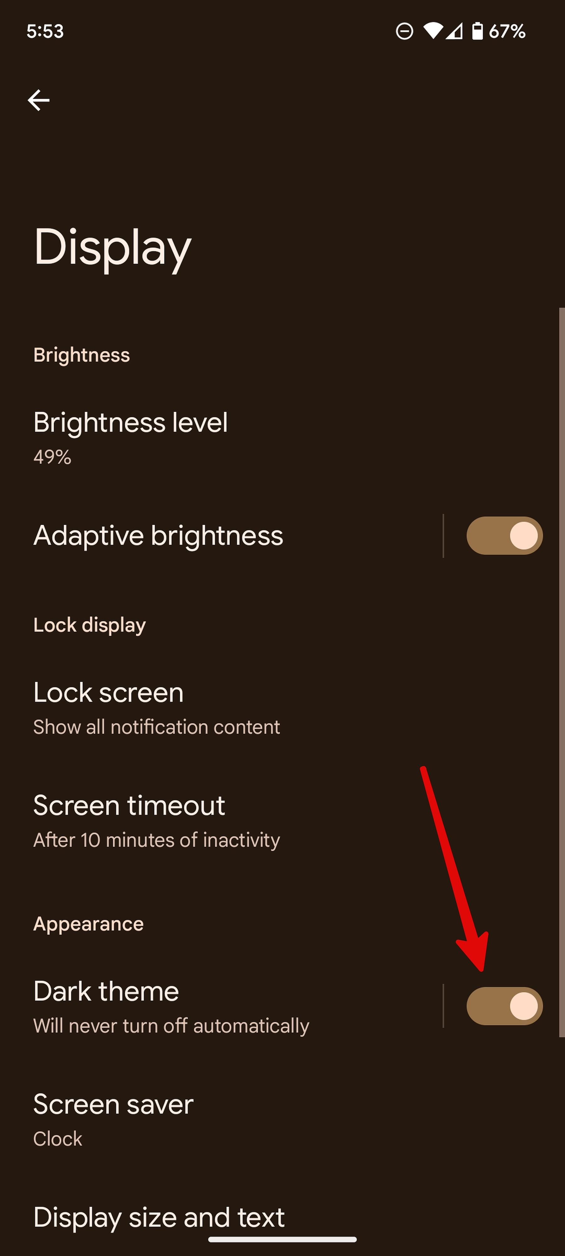 Uma captura de tela do aplicativo móvel Google Chrome com uma seta apontando para o botão de alternância do tema escuro.