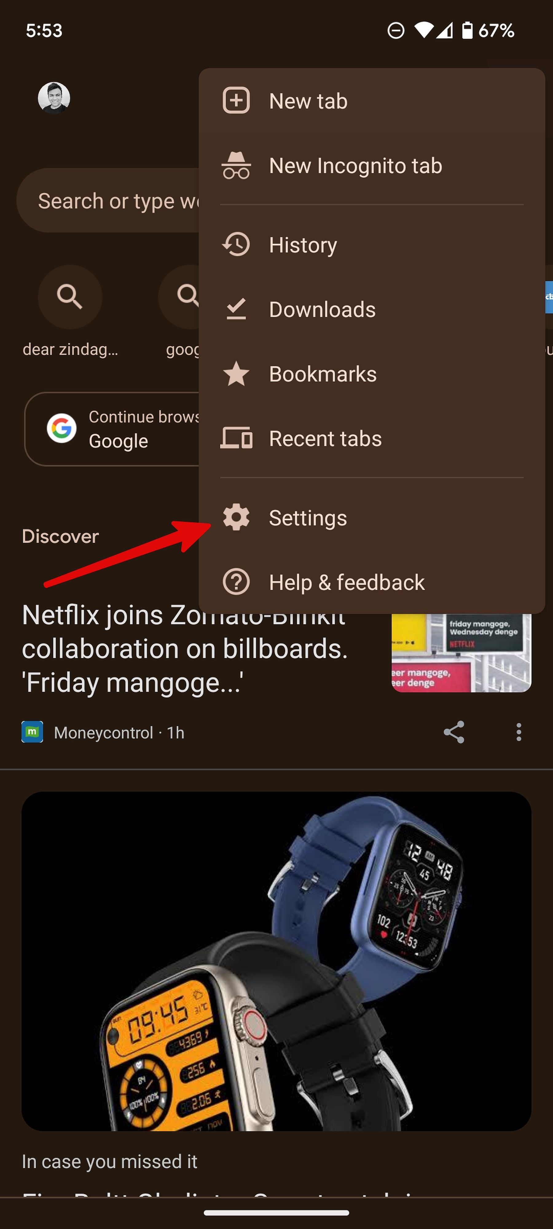 Uma captura de tela do aplicativo móvel Google Chrome com uma seta apontando para Configurações.