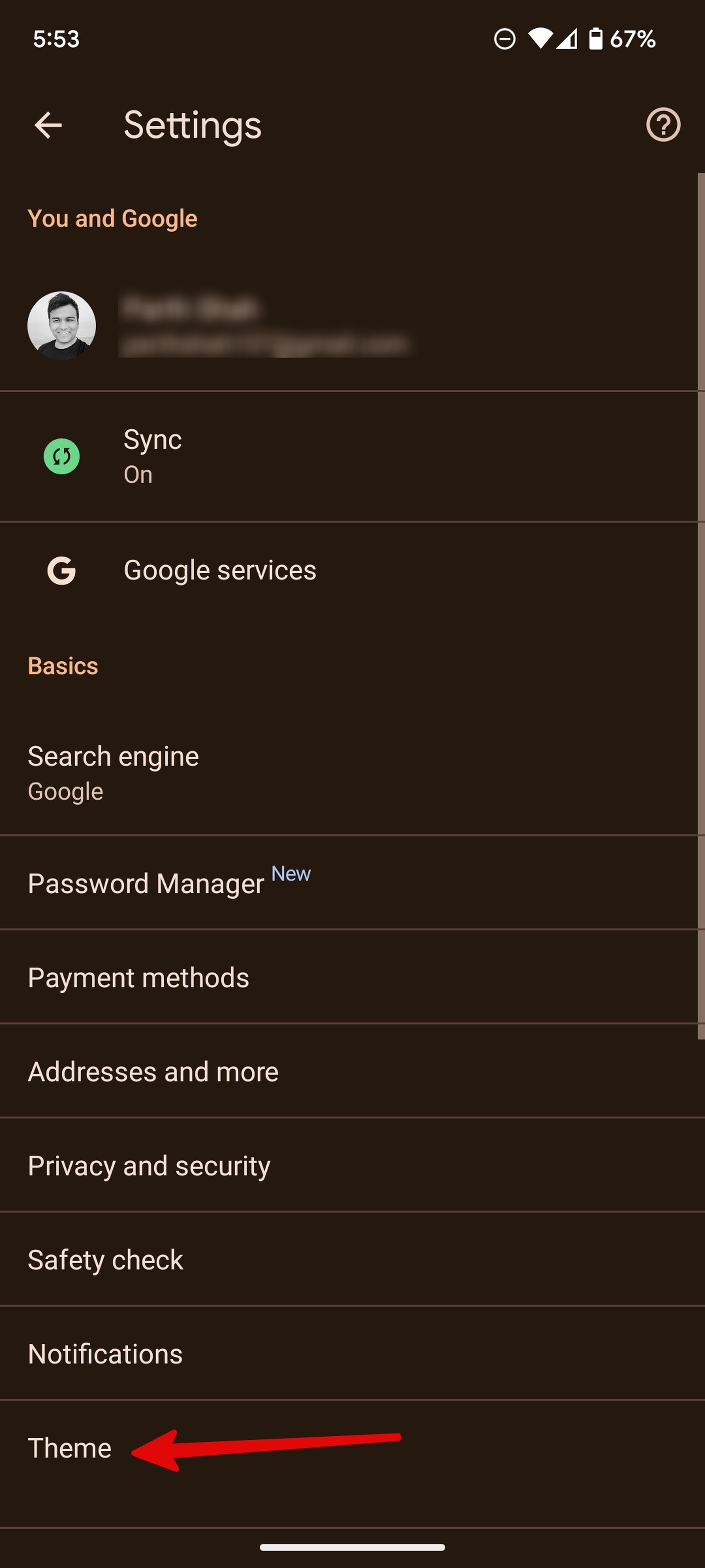 Uma captura de tela do aplicativo móvel Google Chrome com uma seta apontando para Configurações do tema.