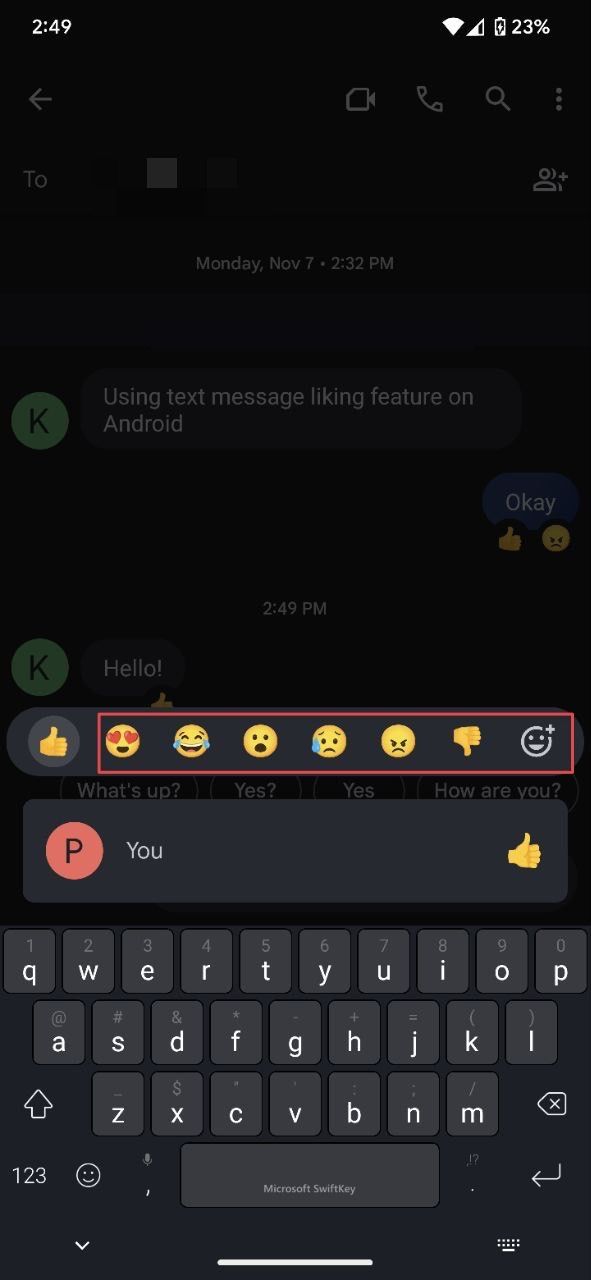 Uma captura de tela mostrando alguém escolhendo um emoji como reação a uma mensagem de texto no Android.