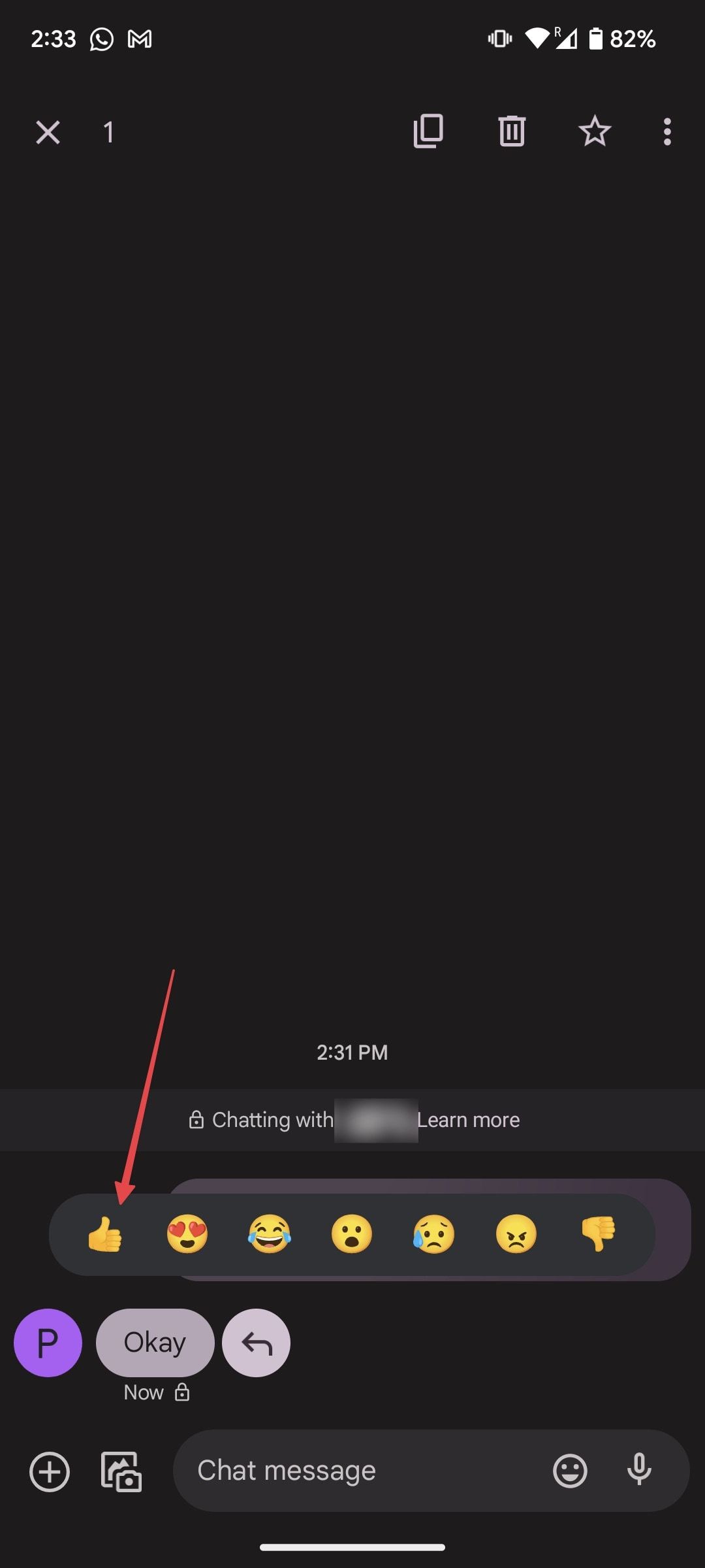 Uma captura de tela de um usuário Android escolhendo uma reação semelhante para uma mensagem de texto.