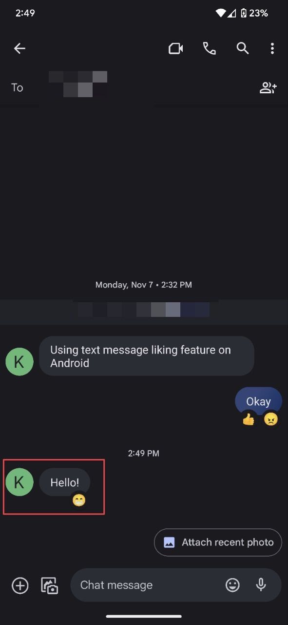 Uma captura de tela mostrando que a reação de uma mensagem de texto mudou.
