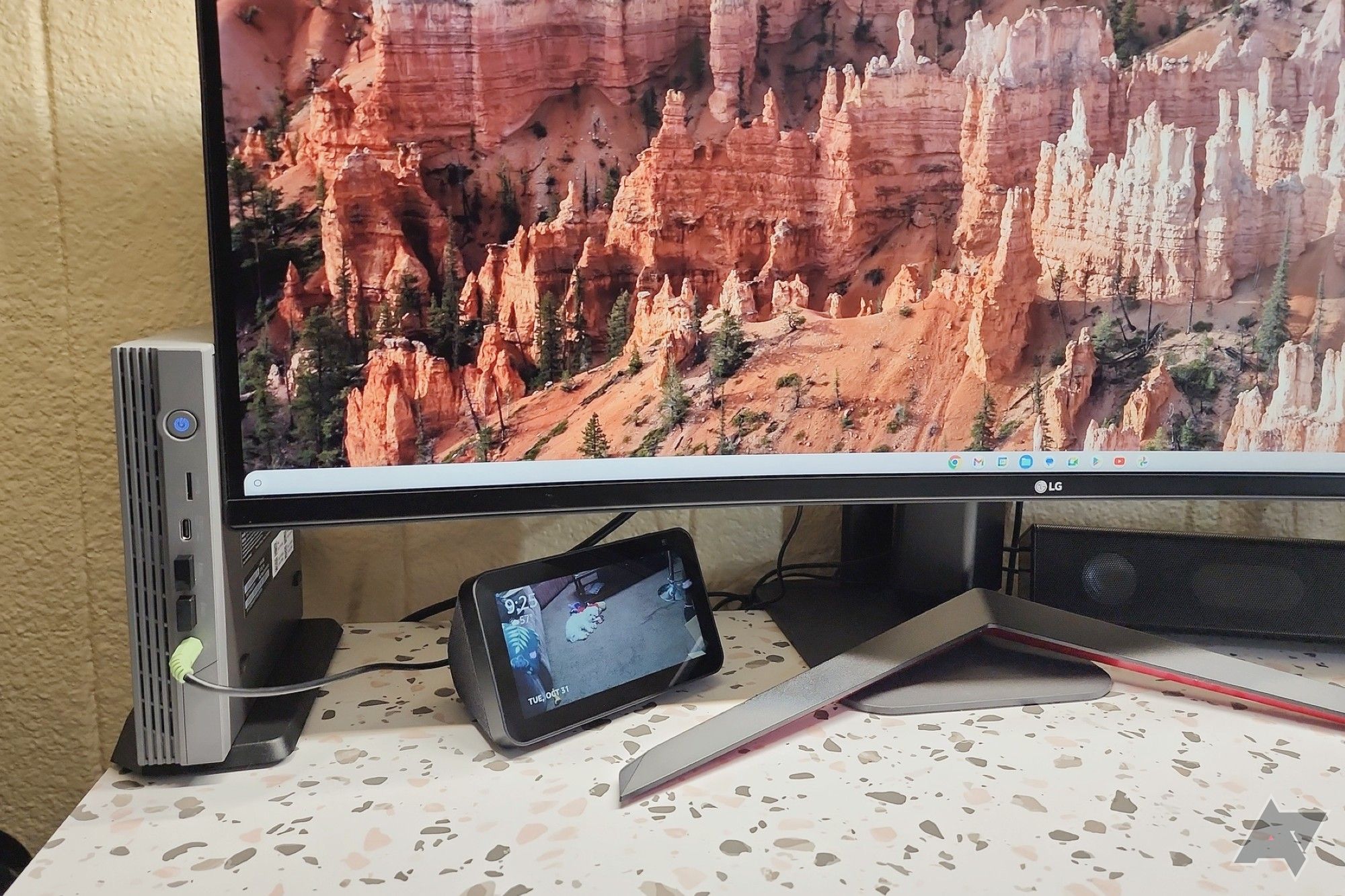 Acer Chromebox CXI5 prova de tamanho pequeno sentado na área de trabalho ao lado do monitor