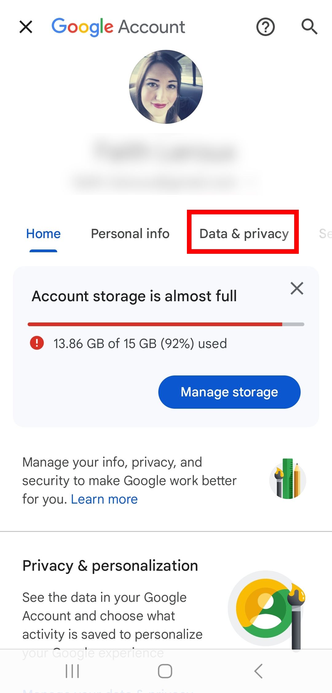 contorno de retângulo vermelho sobre os dados da conta do Google e guia de privacidade na página inicial