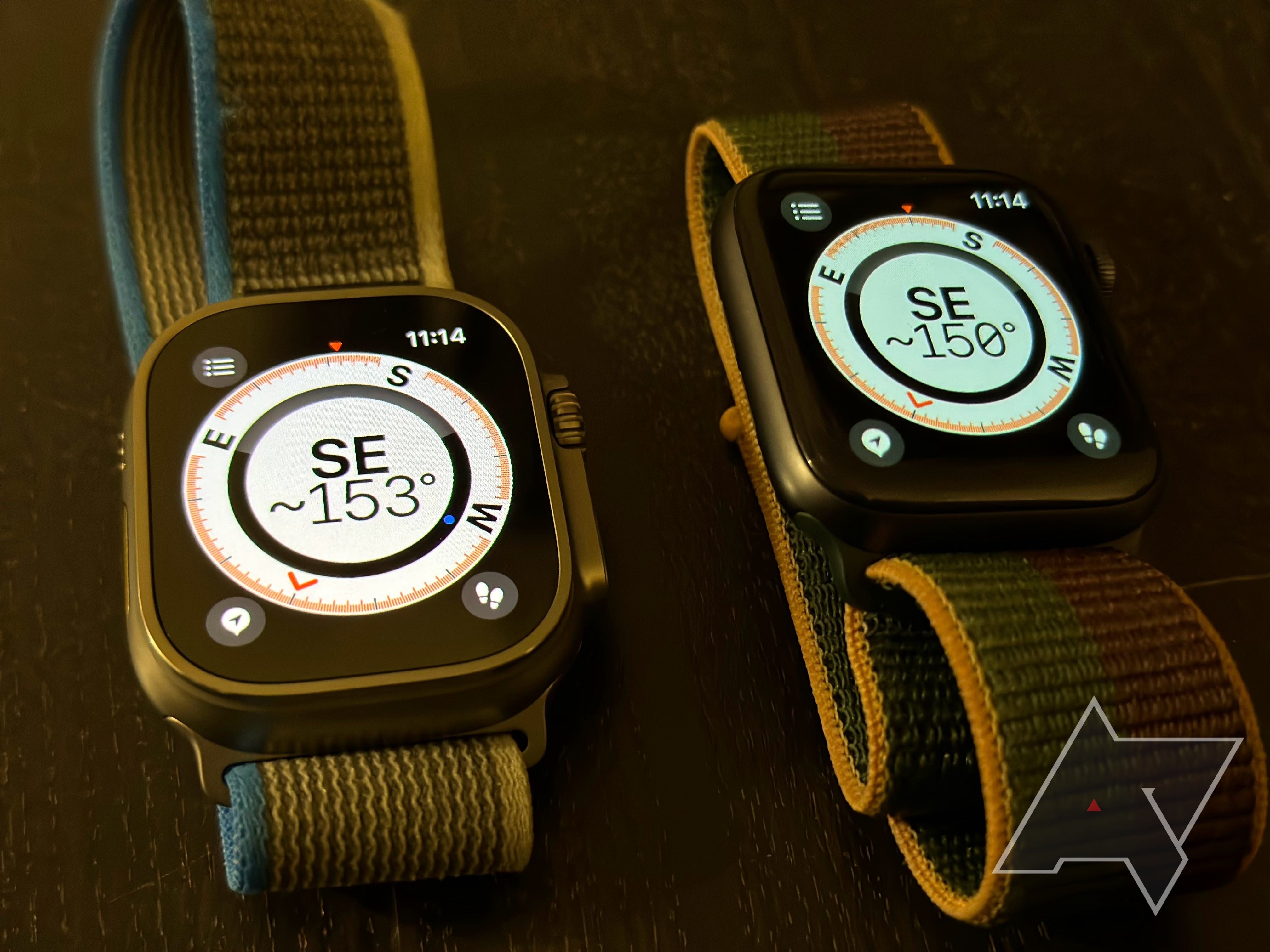 Um Apple Watch Ultra e um Apple Watch Series 8 próximos um do outro com o mesmo mostrador
