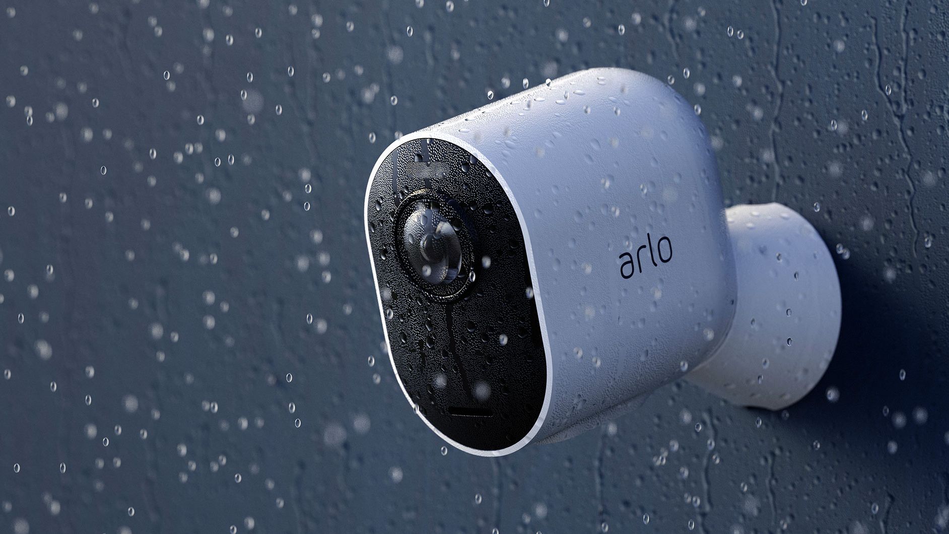 Uma câmera meteorológica externa Arlo Ultra montada na lateral de um prédio na chuva