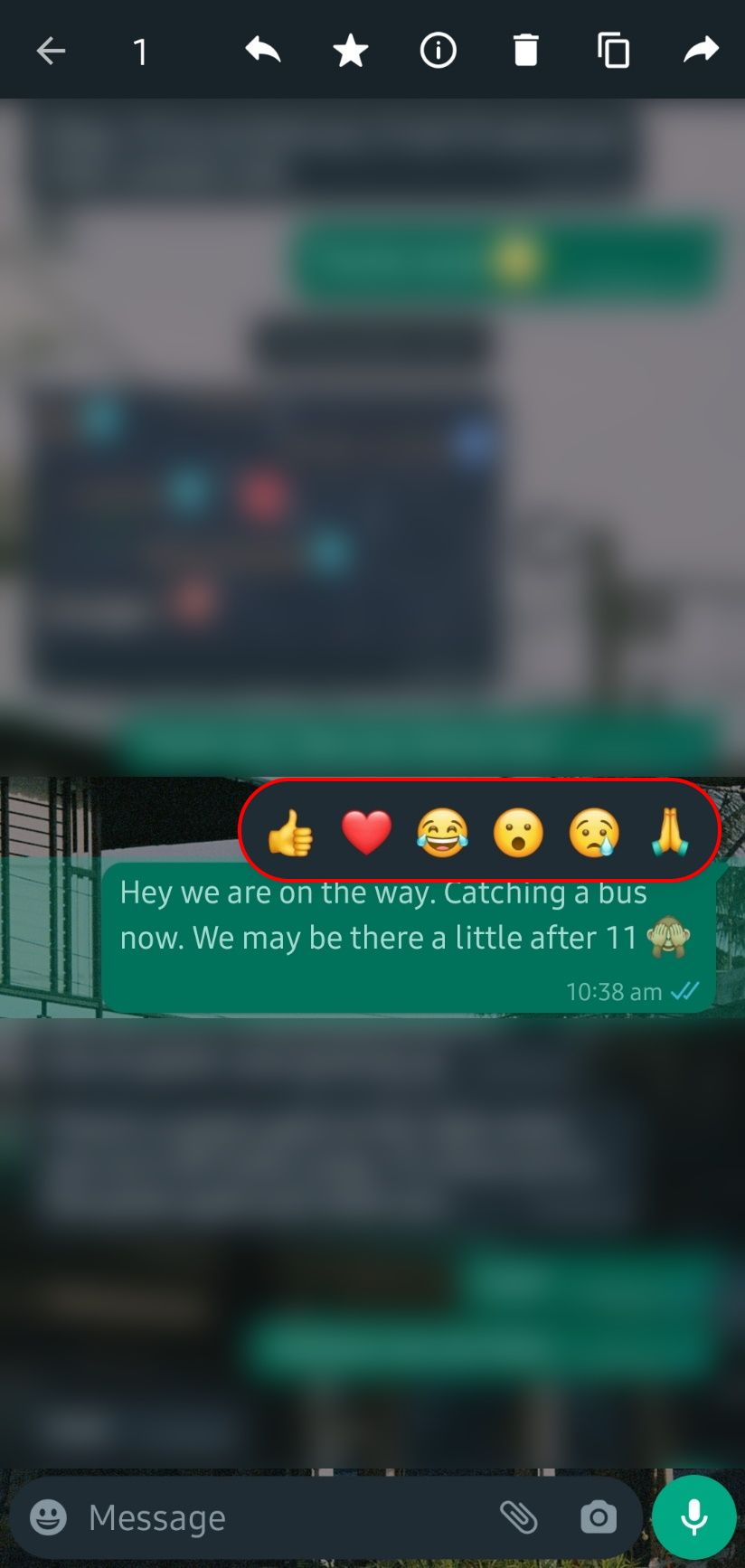 bate-papo do WhatsApp com um pop-up de reação com vários emojis disponíveis para reagir à mensagem com