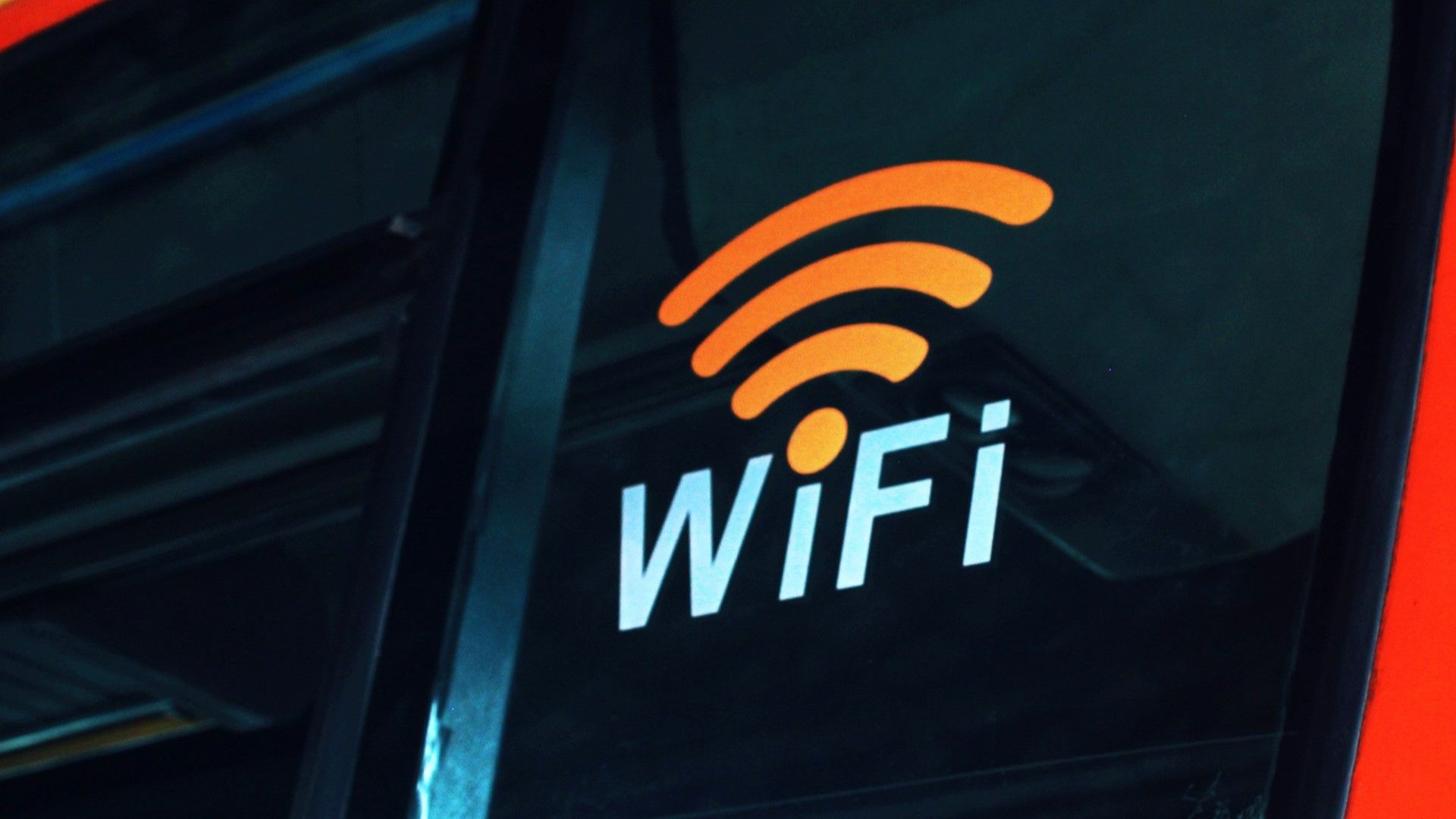 Um sinal colorido de Wi-Fi em um fundo escuro