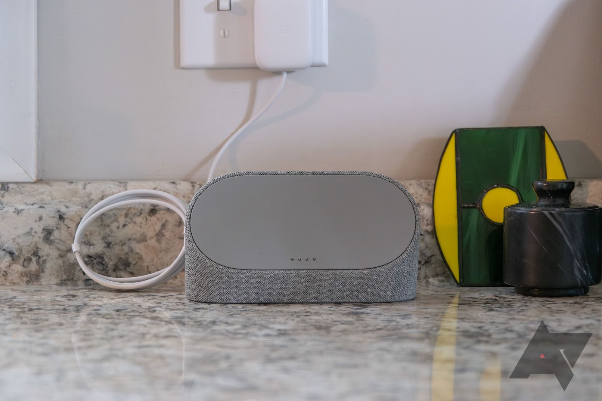 Base de alto-falante de carregamento do Pixel Tablet em uma bancada de cozinha