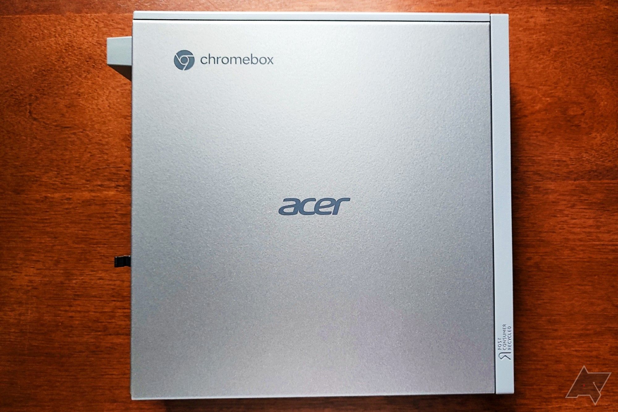 Vista plana de cima para baixo do Acer Chromebox CXI5 mostrando o logotipo