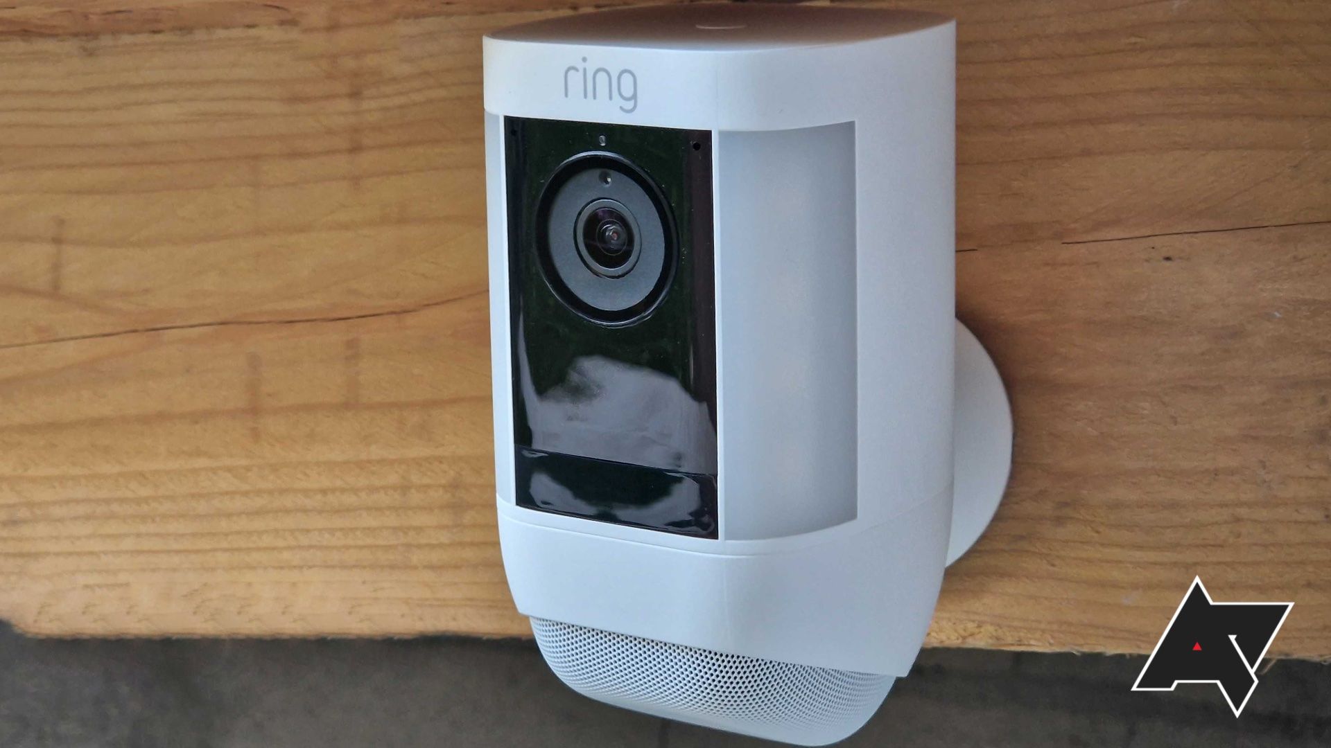 Ring Spotlight Cam Pro pendurado na parede