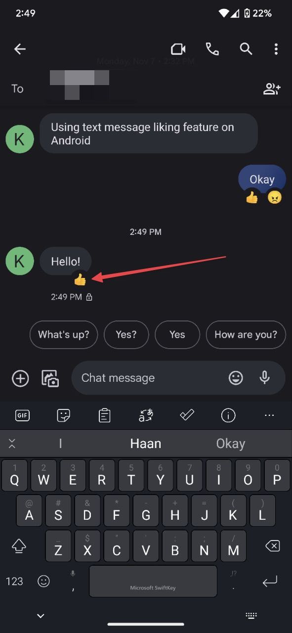 Uma captura de tela mostrando o toque em uma reação de emoji via RCS no Android.