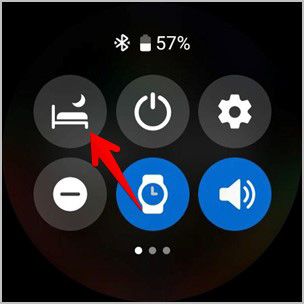 Toque no modo hora de dormir no seu Samsung Galaxy Watch para desligar as notificações enquanto você dorme.