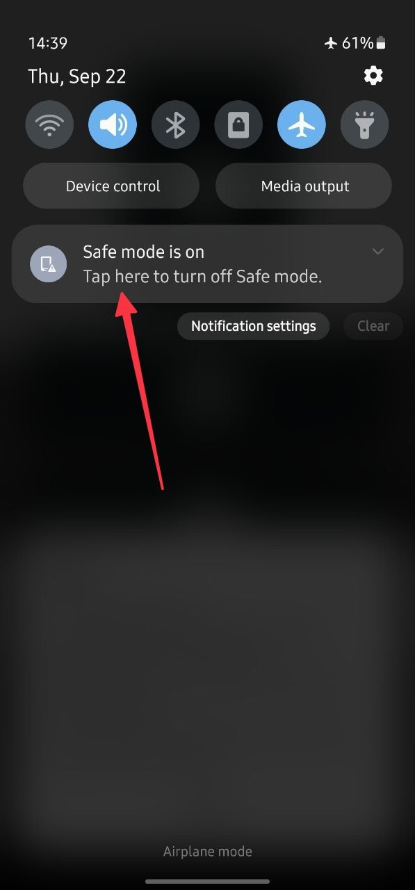 Captura de tela de um painel de notificação do Android mostrando a opção Modo de segurança. 
