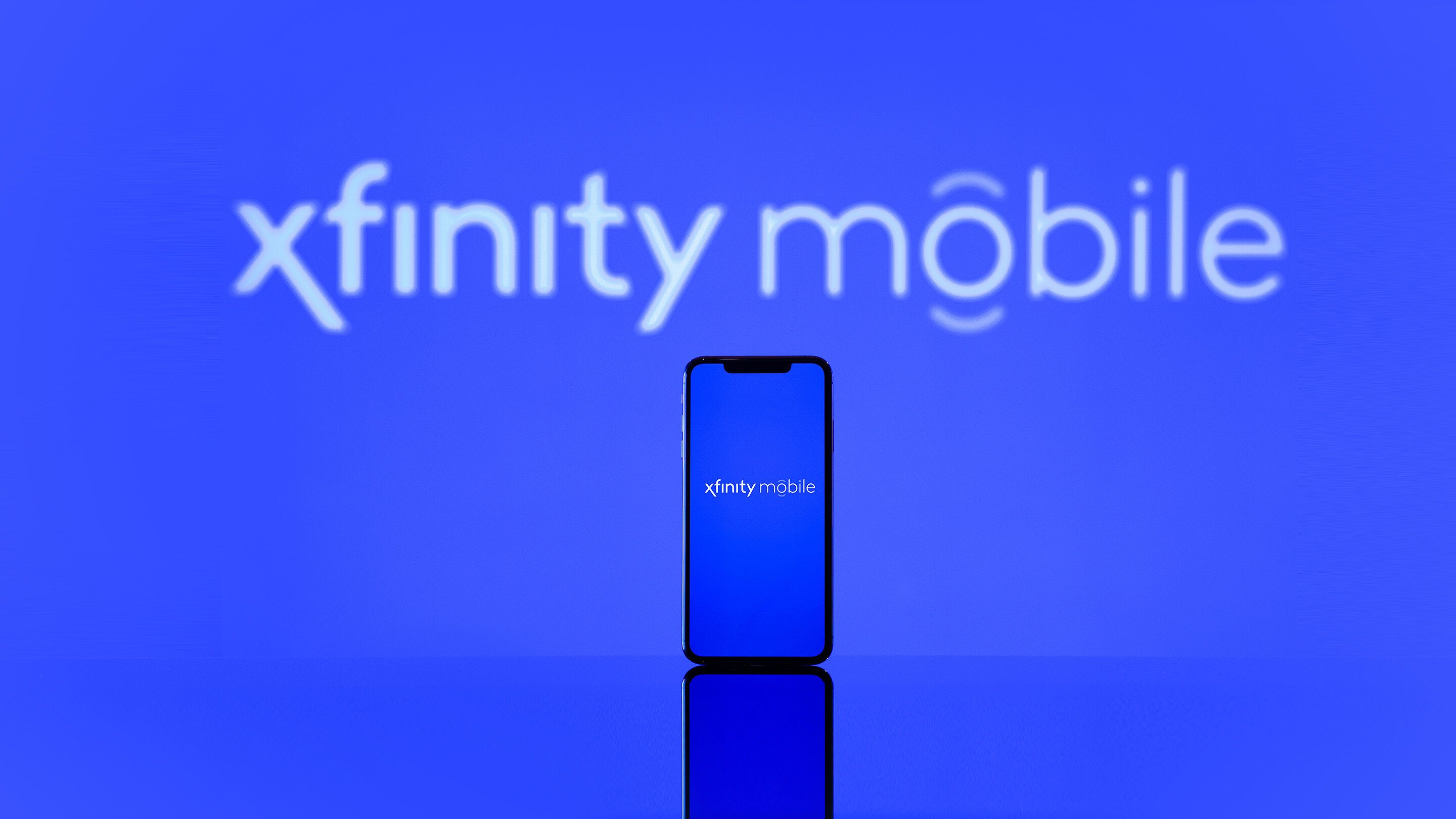A marca Xfinity Mobile e um smartphone contra um fundo azul. 