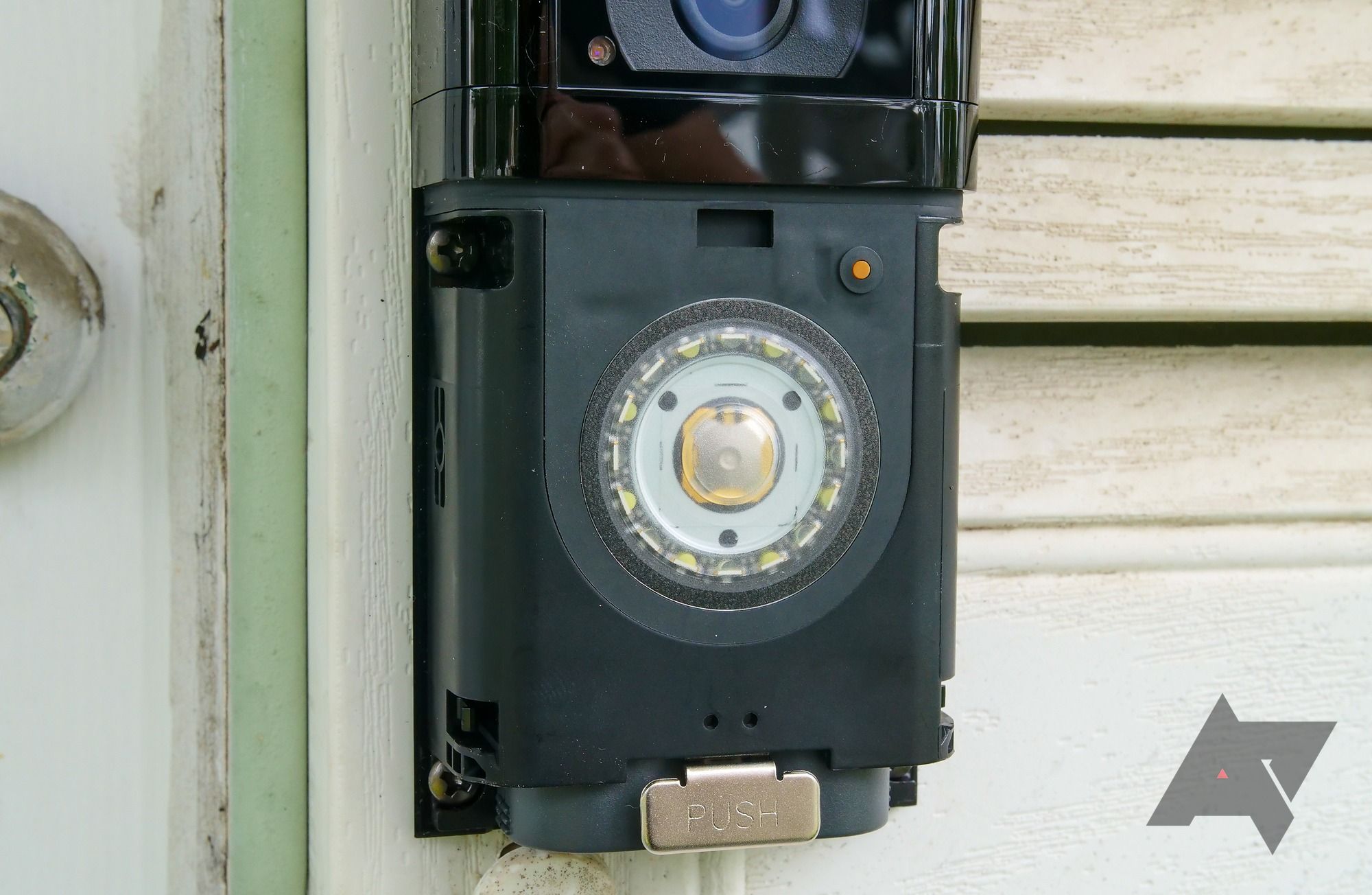 Ring Video Doorbell 4 montado em um painel de porta