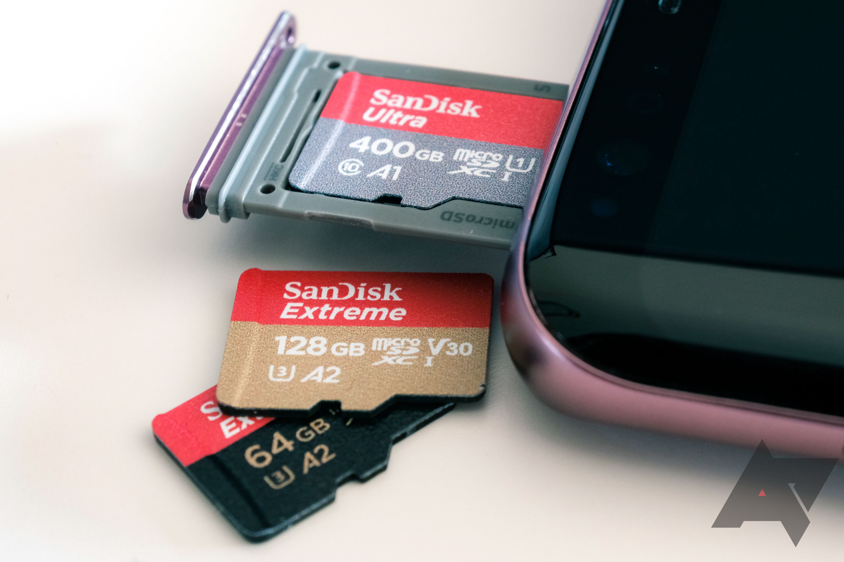 Adicione seu cartão SD ao slot de cartão do seu dispositivo.