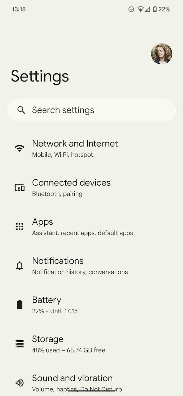 telefone pixel com página inicial do aplicativo de configurações do Android 14